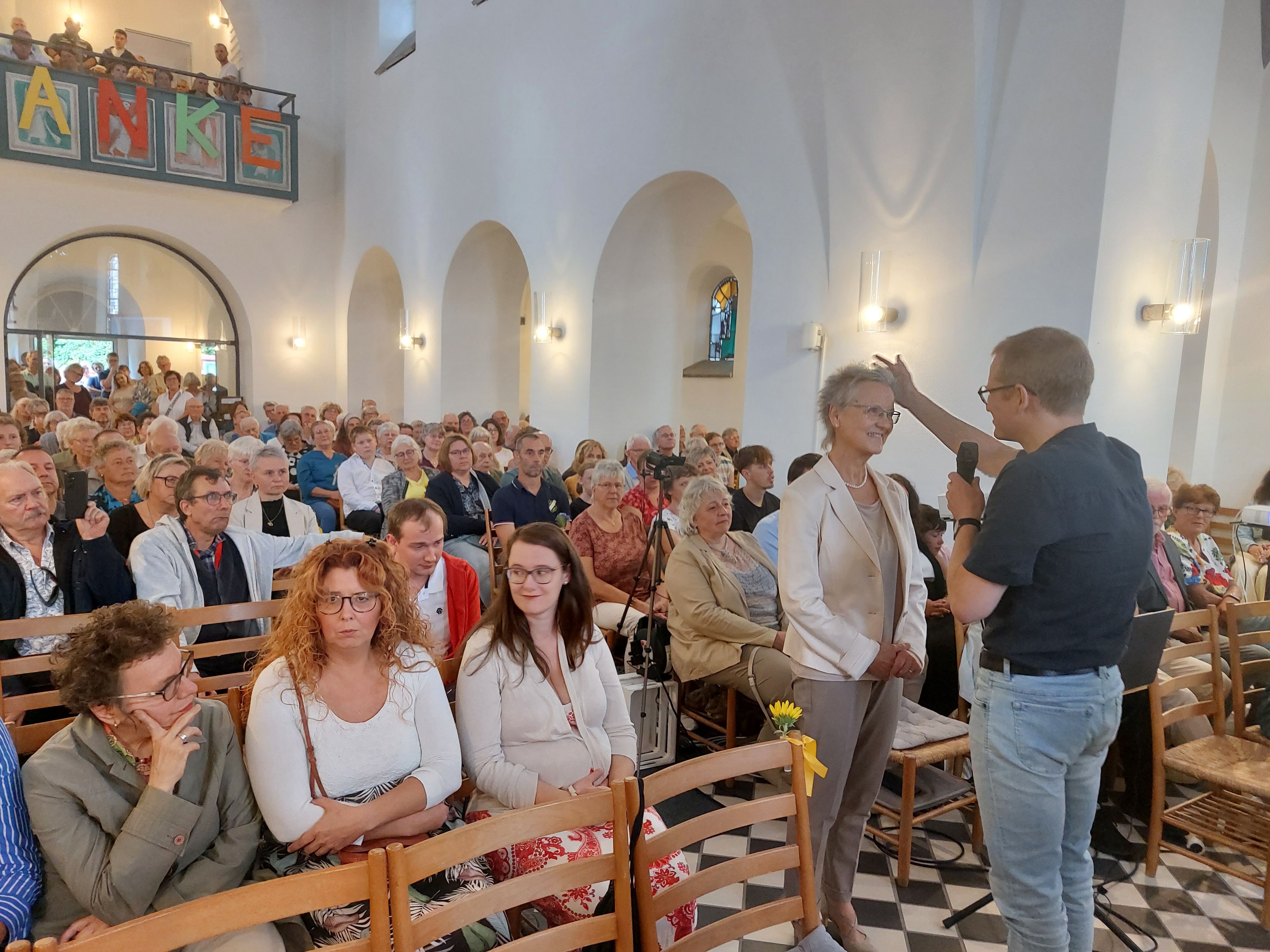 Pfarrerin Dorle Böttcher geht nach 22 Jahren in Leuscheid in den Ruhestand und bleibt dort wohnen. Ihr Rosbacher Kollege, Pfarrer Oliver Cremer gibt ihr seinen Segen mit auf den Weg.