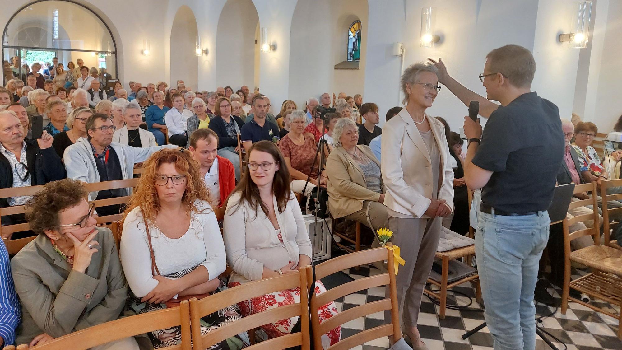 Pfarrerin Dorle Böttcher geht nach 22 Jahren in Leuscheid in den Ruhestand und bleibt dort wohnen. Ihr Rosbacher Kollege, Pfarrer Oliver Cremer gibt ihr seinen Segen mit auf den Weg.