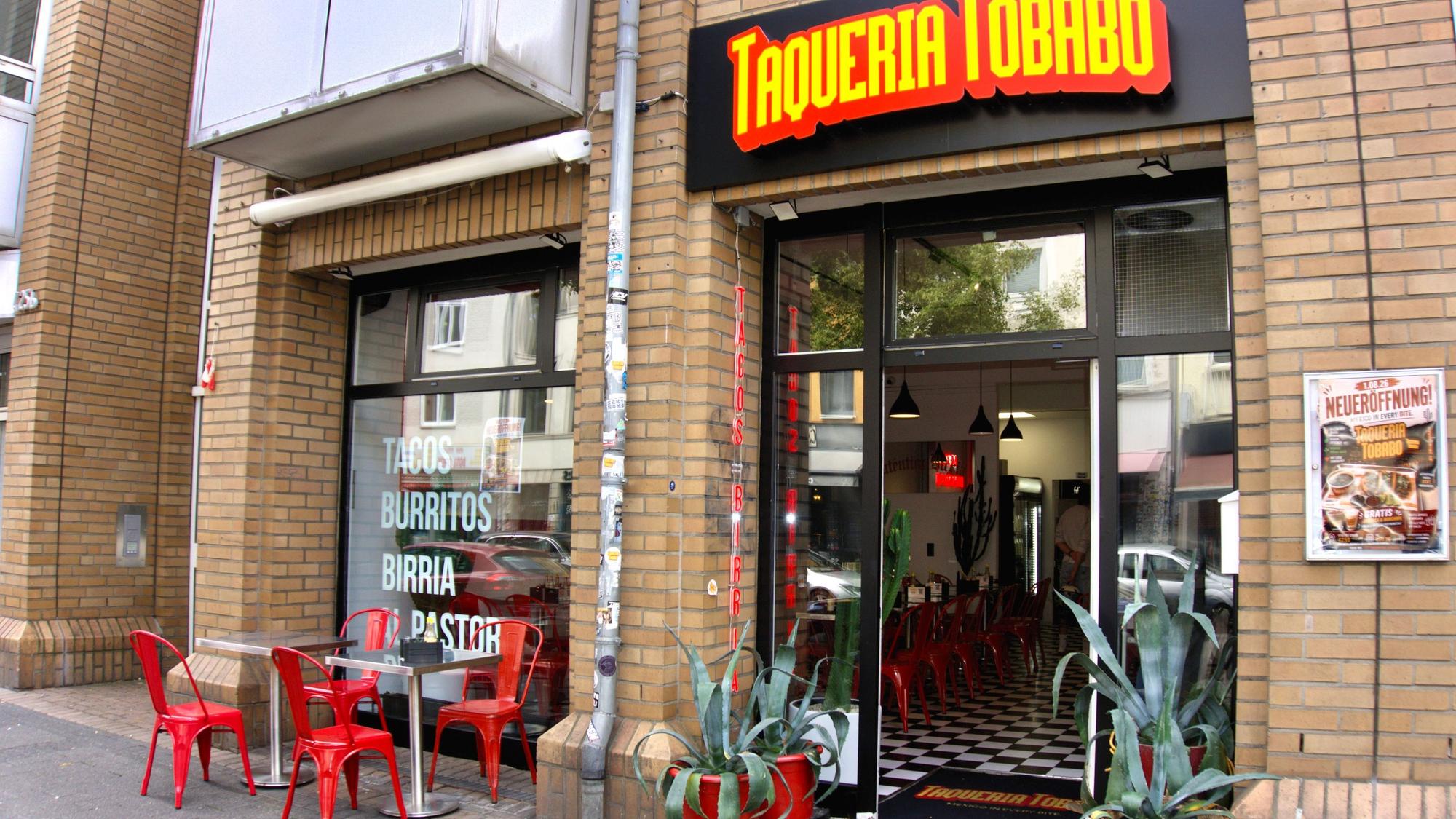 Die neue Taqueria Tobabo von innen mit roten Stühlen.