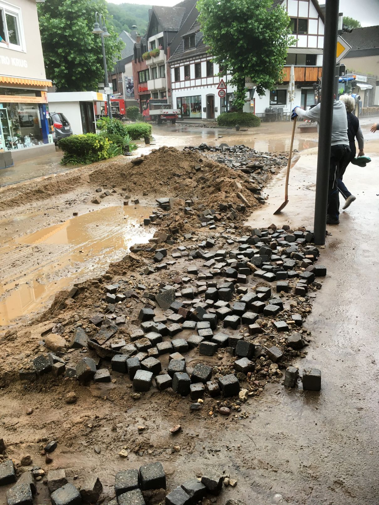 Geröll an der Rurpromenade am Tag nach der Flut im Juli 2021.