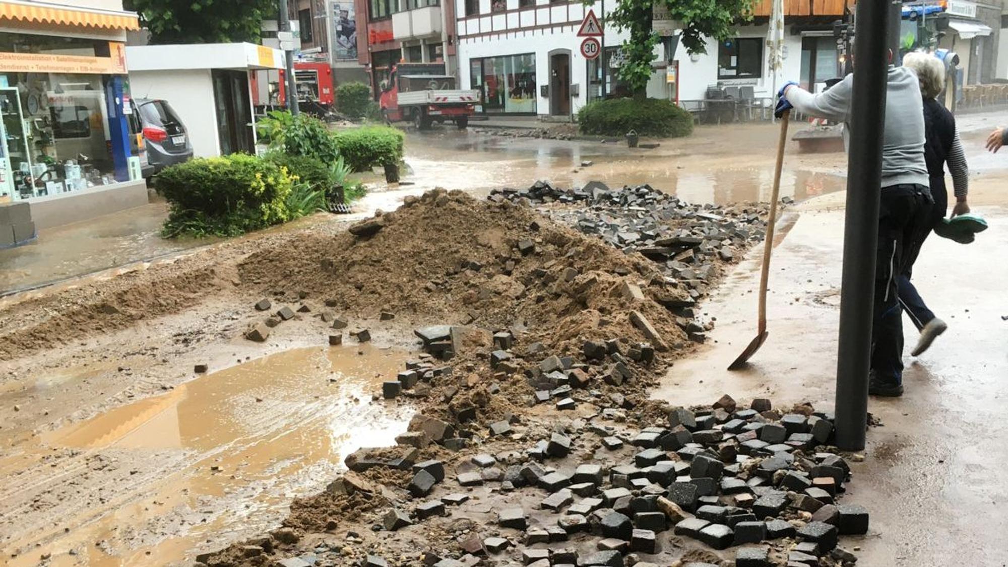 Geröll an der Rurpromenade am Tag nach der Flut im Juli 2021.