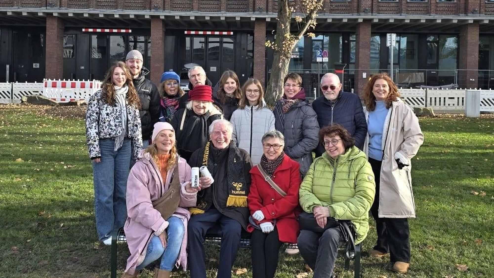 Ludwig Sebus mit Familie und Freunden auf seiner Bank.