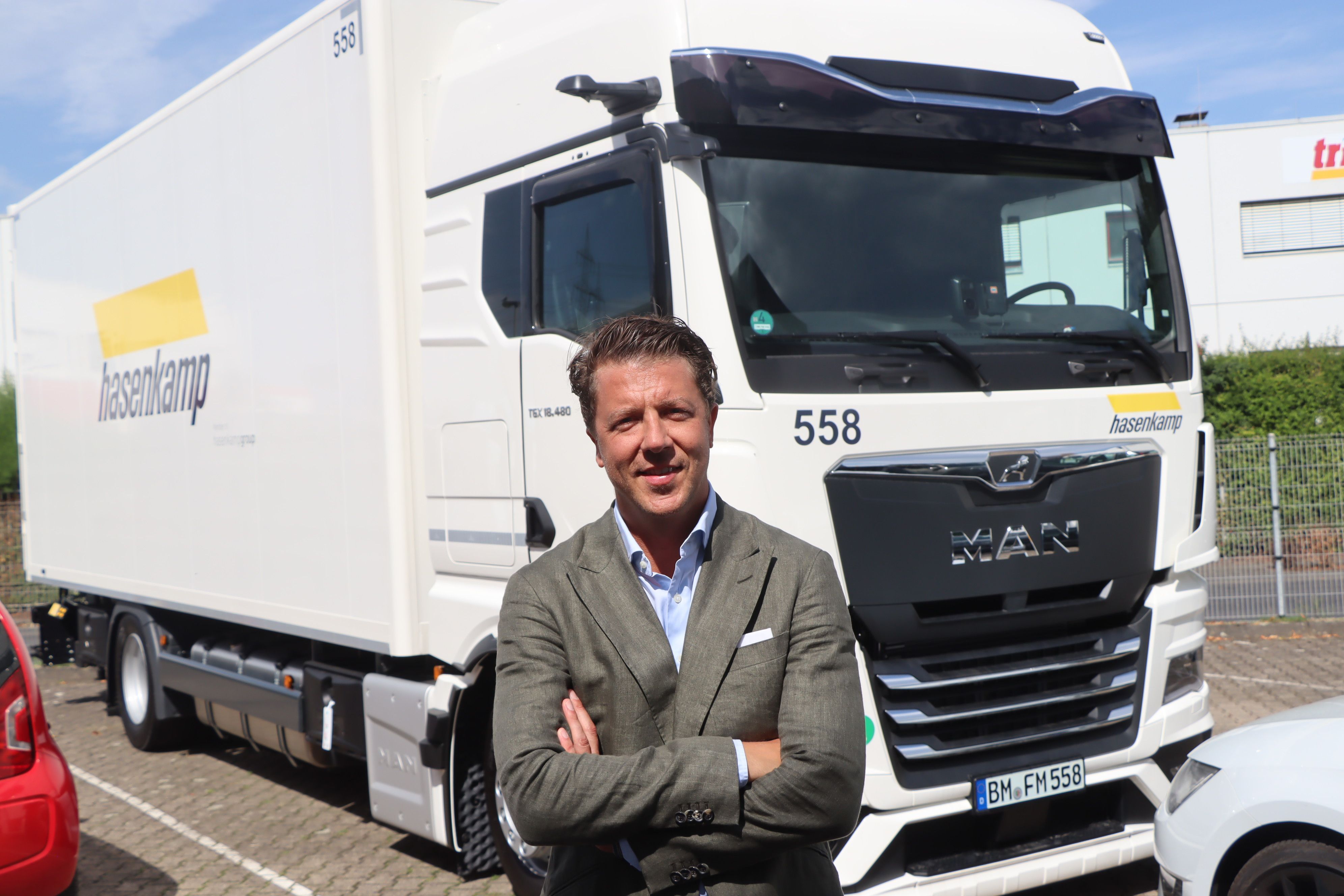Zu sehen ist Thomas Schneider vor einem Lkw.