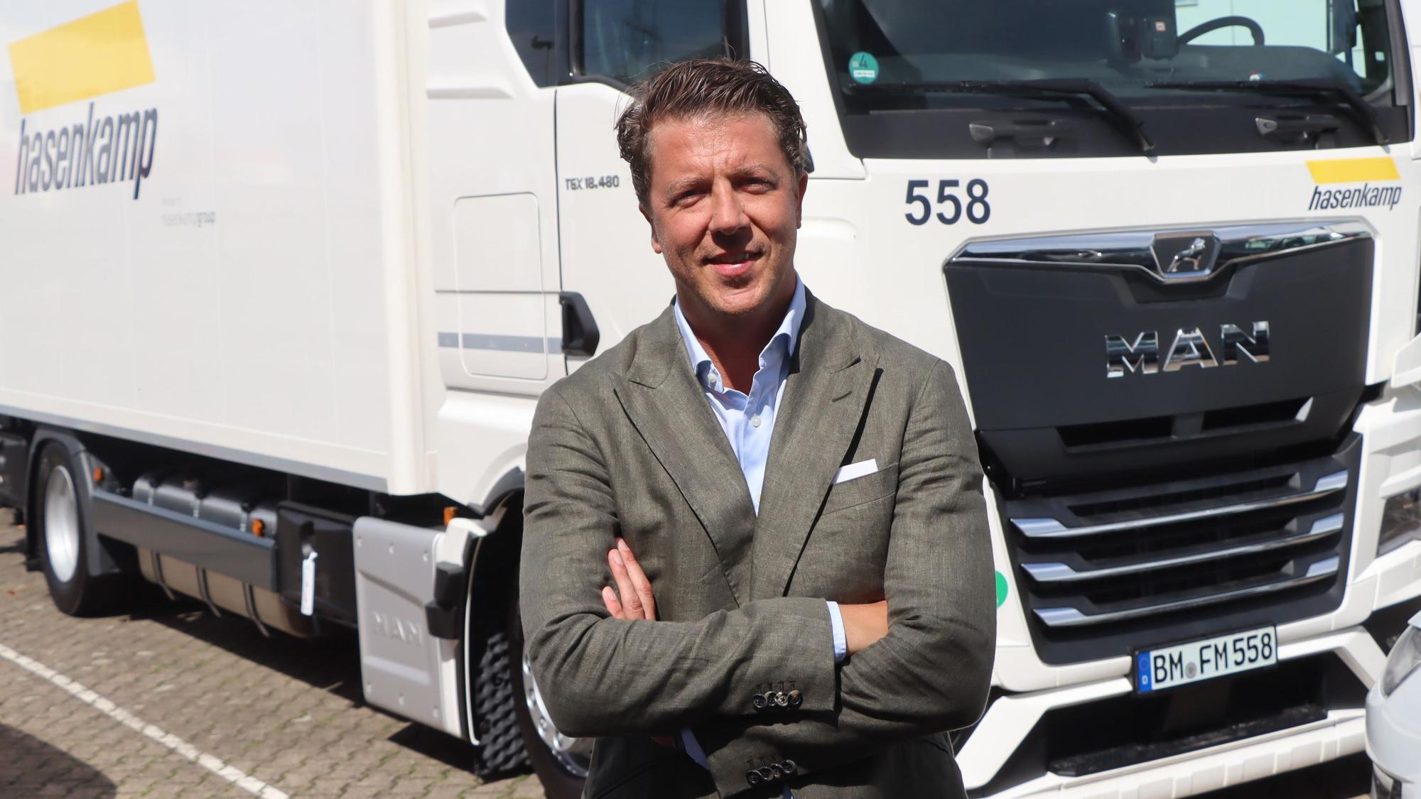 Zu sehen ist Thomas Schneider vor einem Lkw.