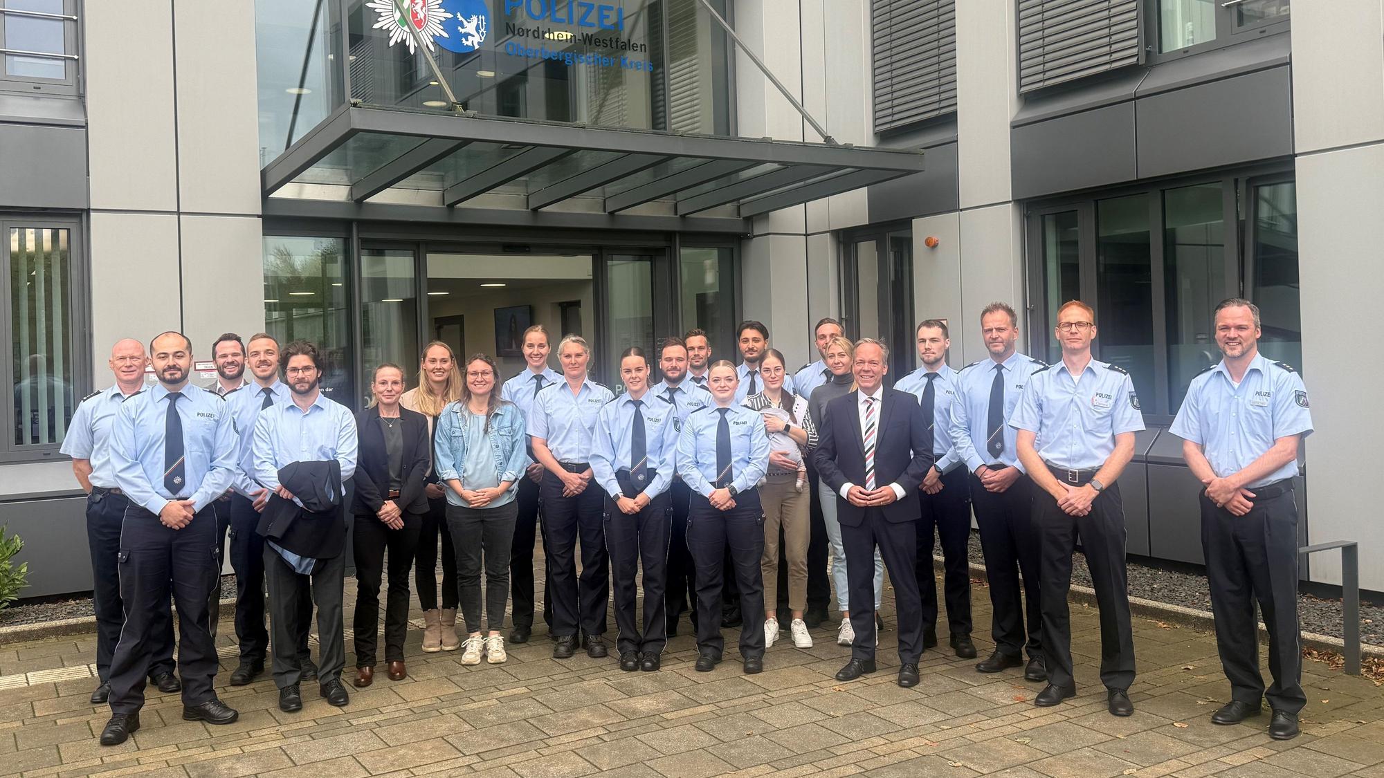 Gruppenfoto der neuen Polizisten und Oberbergs Landrat Klaus