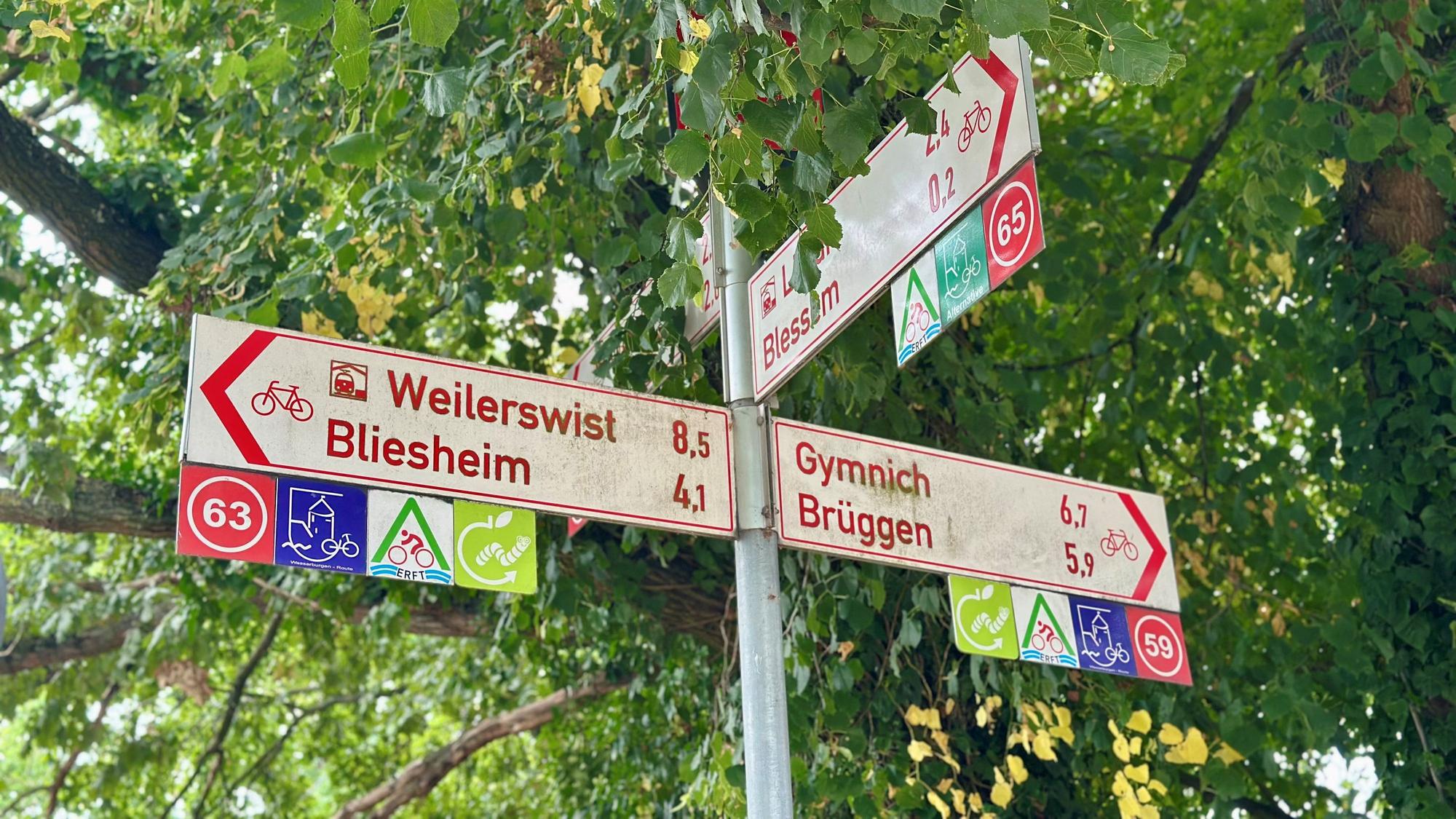 Ein Schild weist auf Radwege hin.