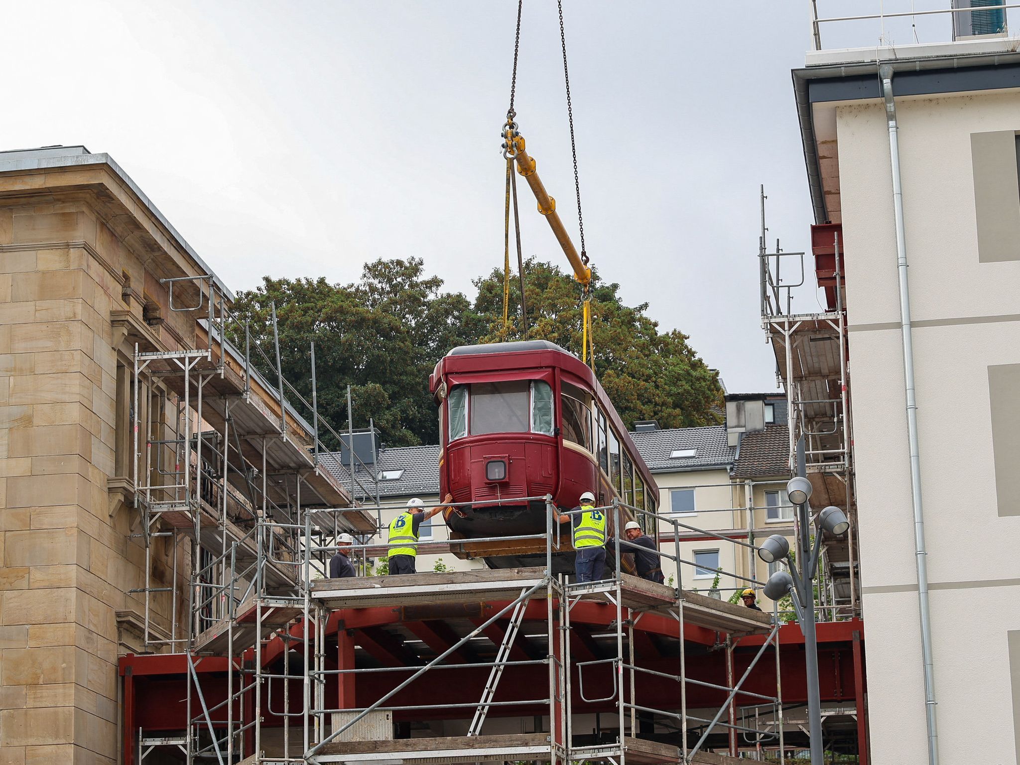 Schwebebahnwagen wird in den Hauptbahnhof gehoben