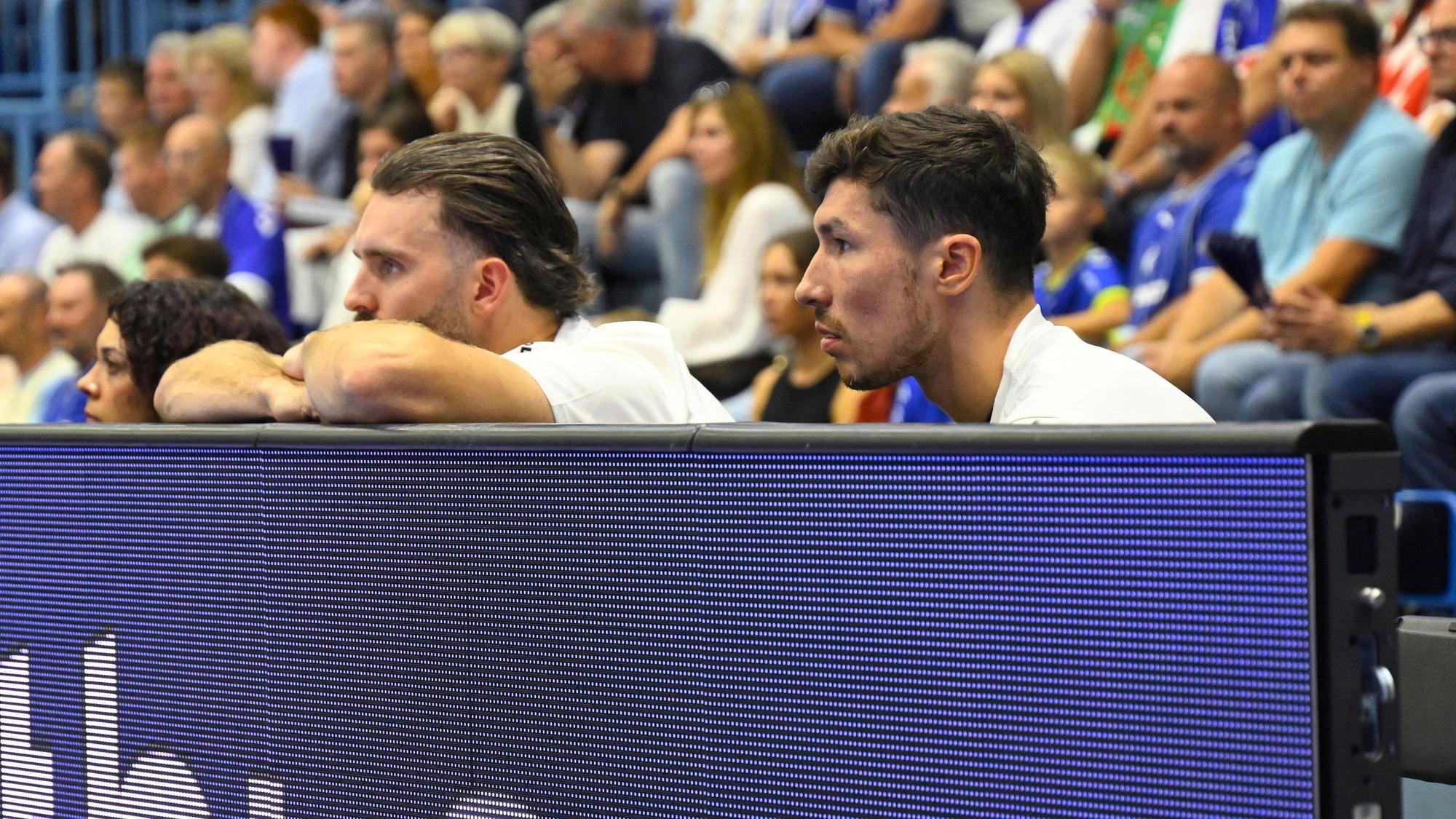 Neuzugang Alex Dujshebaev und Teitur Einarsson an der Seite beim Spiel gegen den SC Magdeburg.