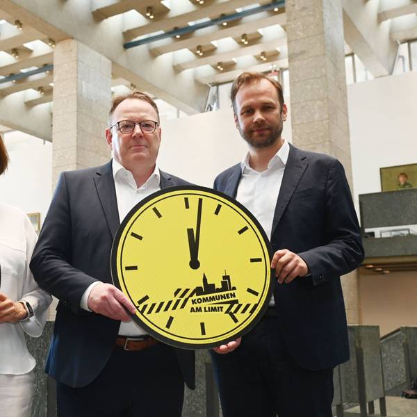 Stadtkämmerin Dörte Diemert, Oberbürgermeister Torsten Burmester (SPD) und Beigeordneter Robert Voigtsberger richten im Juni gemeinsam mit Kommunen bundesweit einen Appell an Bund und Land: „Köln ist am Limit.“