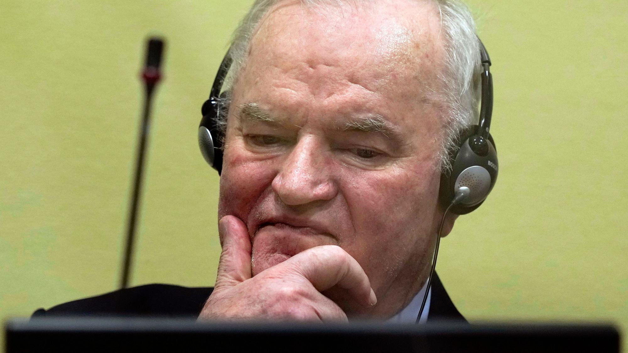 Der serbische Kriegsverbrecher Ratko Mladić im Gerichtssaal vor dem UN‑Kriegsverbrechertribunal. (Archivbild)