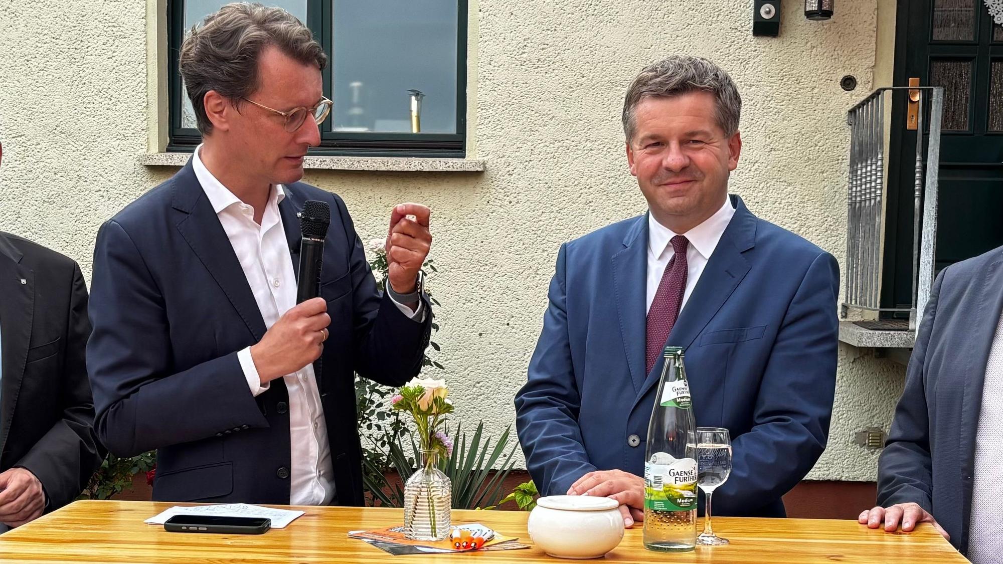 Hendrik Wüst (l.) leistet Wahlkampfhilfe für seinen CDU-Parteikollegen Sven Schulze (r.) in Sachsen-Anhalt.