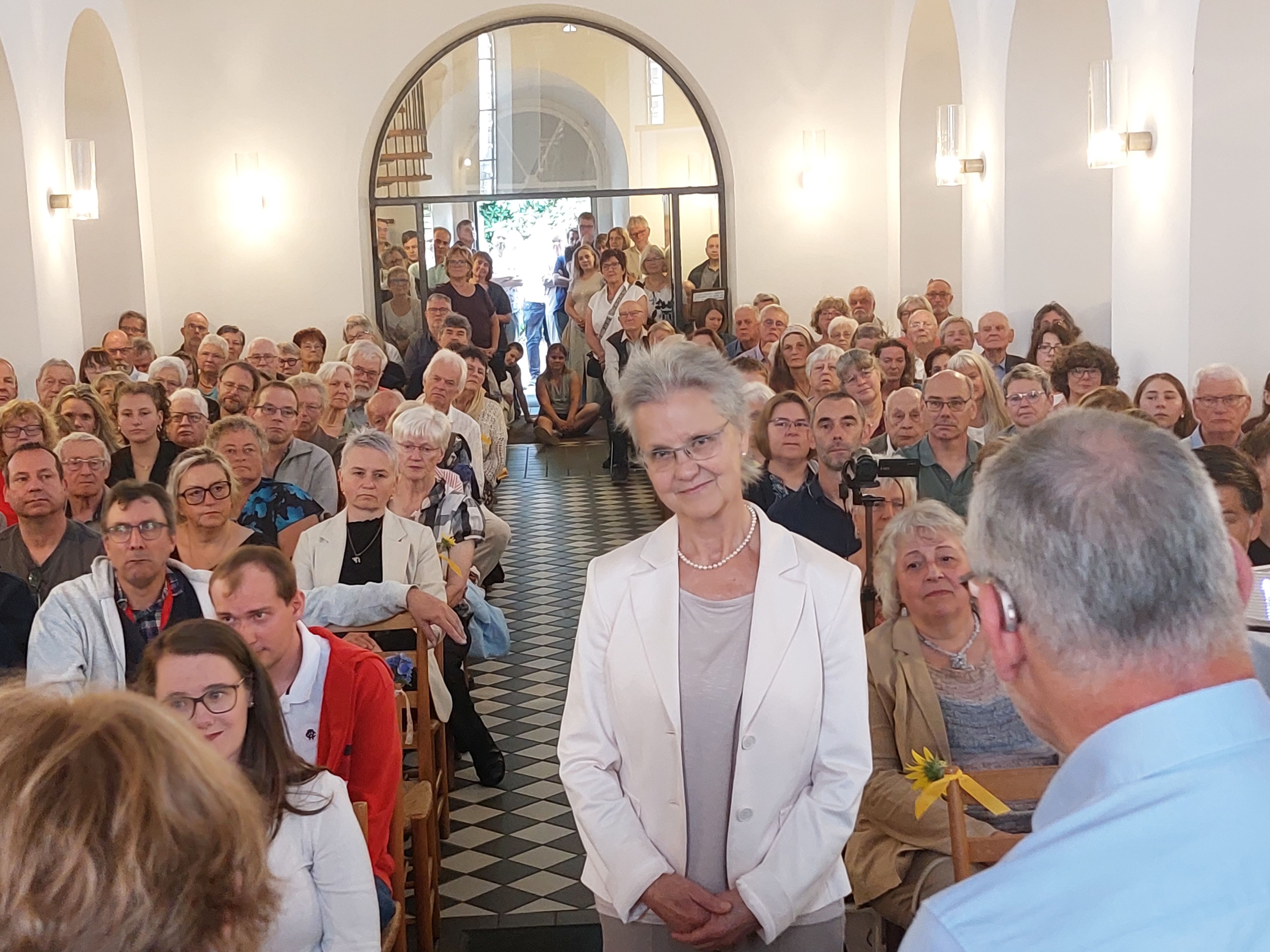 Das Prebyterium spendet der scheidenden Pfarrerin den Segen.