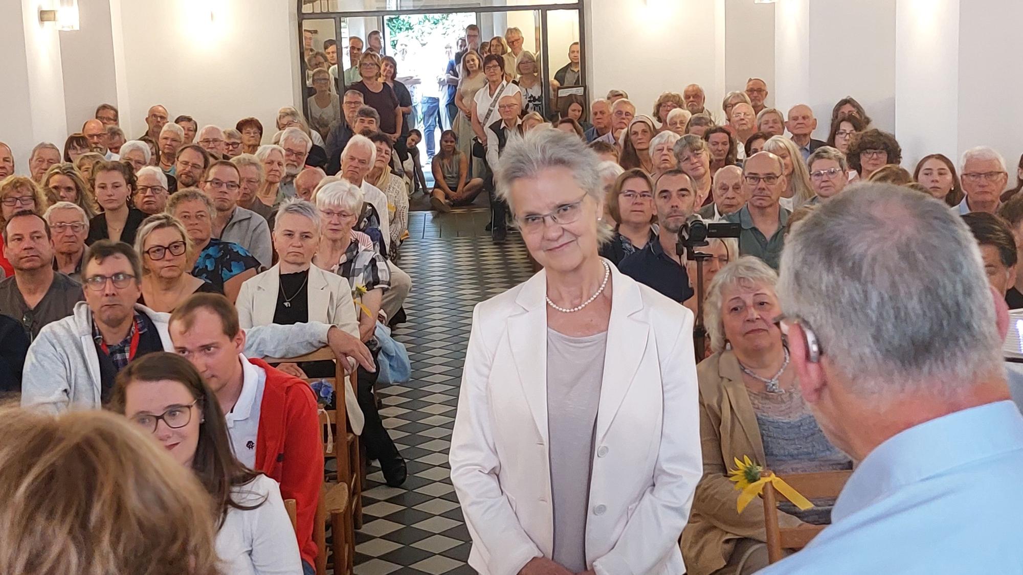 Das Prebyterium spendet der scheidenden Pfarrerin den Segen.