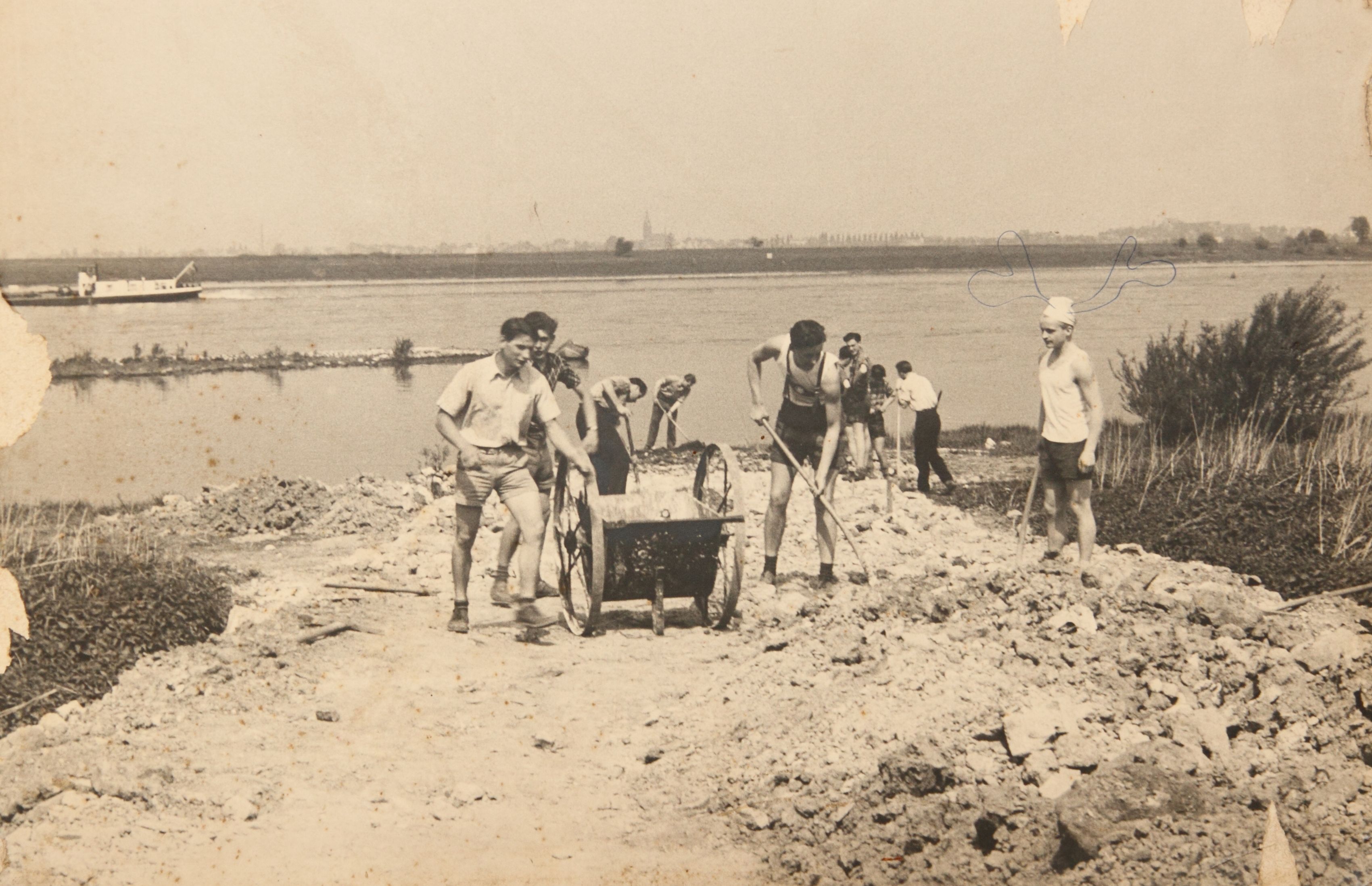 Historisches Bild: Mit Elan und Muskelkraft legten Mitglieder des Clubs am neuen Standort Zündorf eine Rampe zum Rhein an, die sie aus dem Schutt zusammen trugen, der beim Ausräumen des künftigen Bootskellers angefallen war.