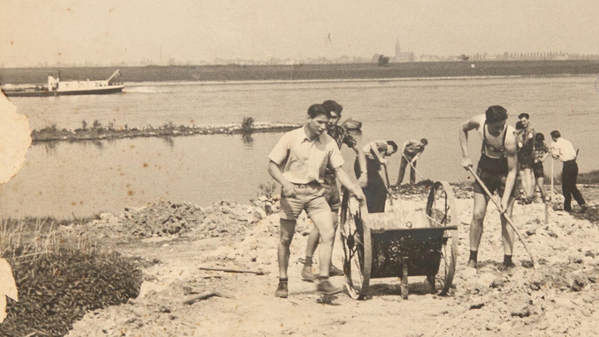 Historisches Bild: Mit Elan und Muskelkraft legten Mitglieder des Clubs am neuen Standort Zündorf eine Rampe zum Rhein an, die sie aus dem Schutt zusammen trugen, der beim Ausräumen des künftigen Bootskellers angefallen war.