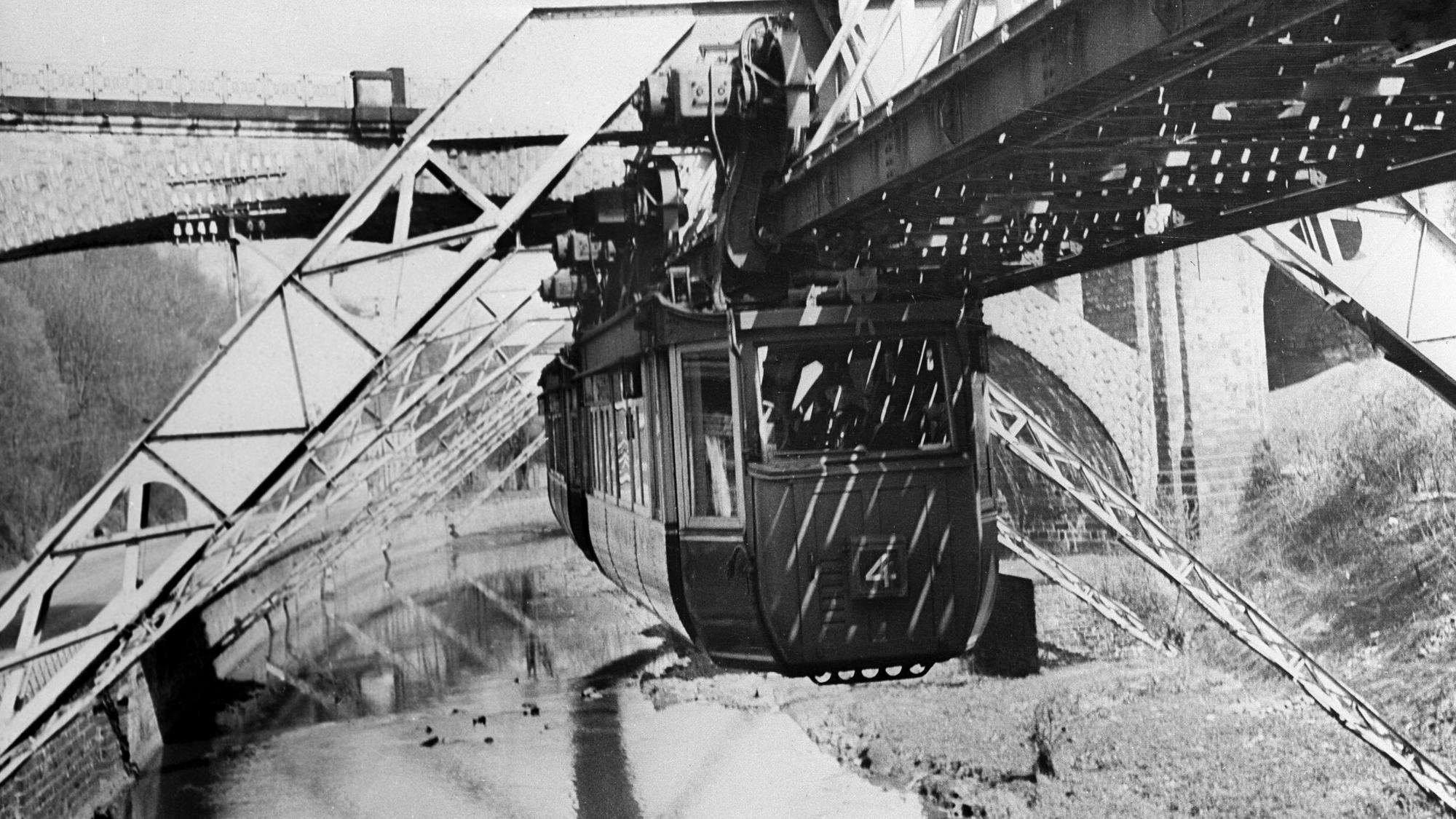 Die Schwebebahn fährt im Februar 1951 über der Wupper. (Archivfoto)