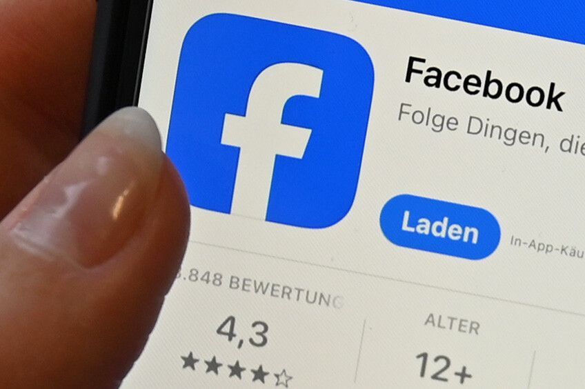 Nahaufnahme eines Smartphone-Bildschirms, auf dem das Facebook-Logo zu sehen ist.