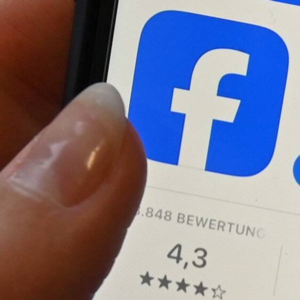 Nahaufnahme eines Smartphone-Bildschirms, auf dem das Facebook-Logo zu sehen ist.