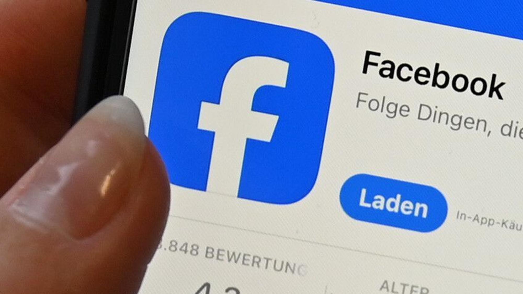 Nahaufnahme eines Smartphone-Bildschirms, auf dem das Facebook-Logo zu sehen ist.