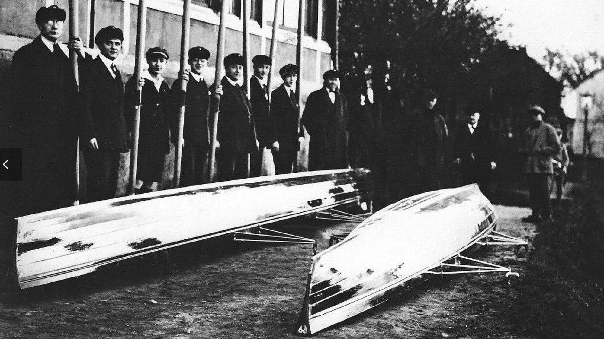 Seriös gekleidete Wassersportler des Cfwp mit den ersten eigenen Ruderbooten im Jahr 1927.