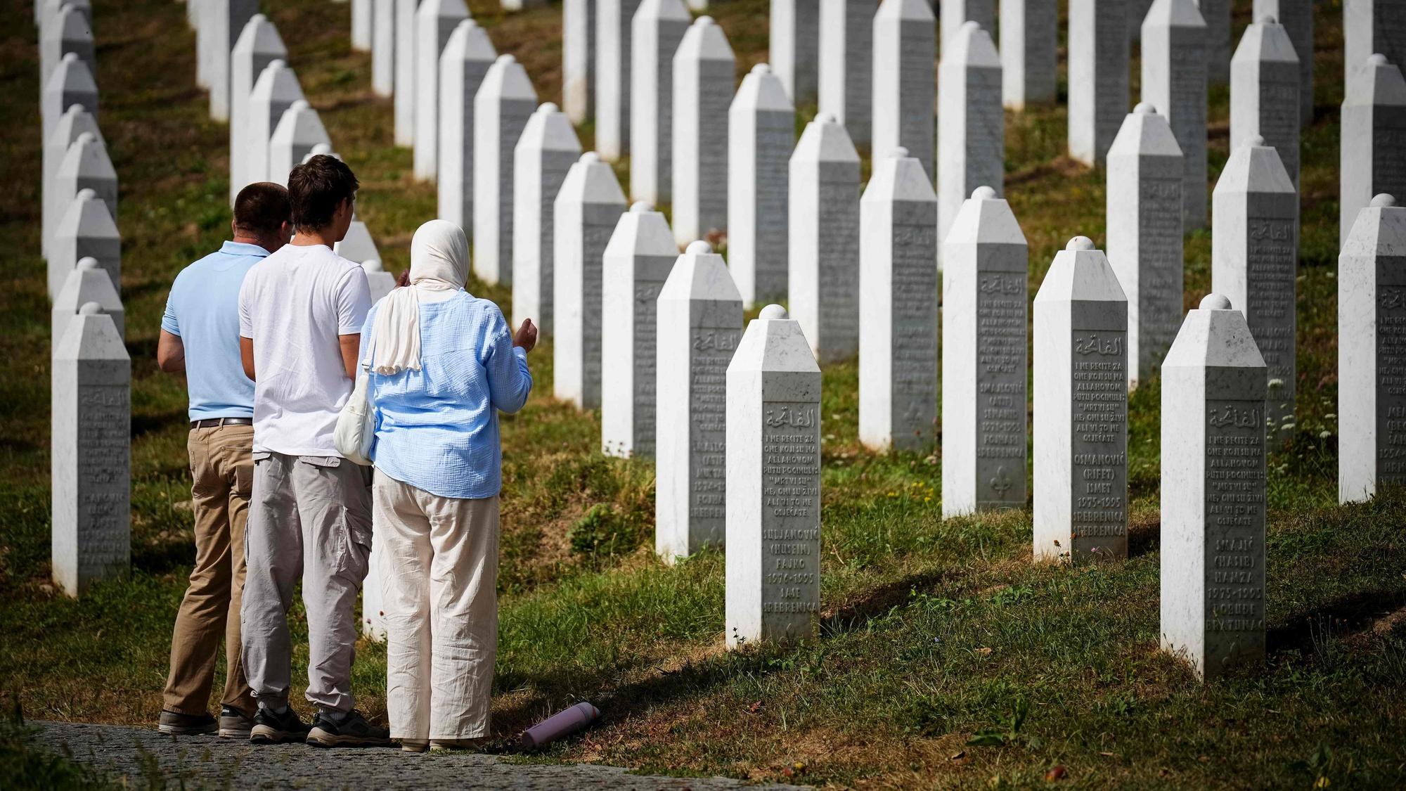 Menschen besuchen nach dem Tod von Ratko Mladić das Gedenkzentrum nahe Srebrenica.