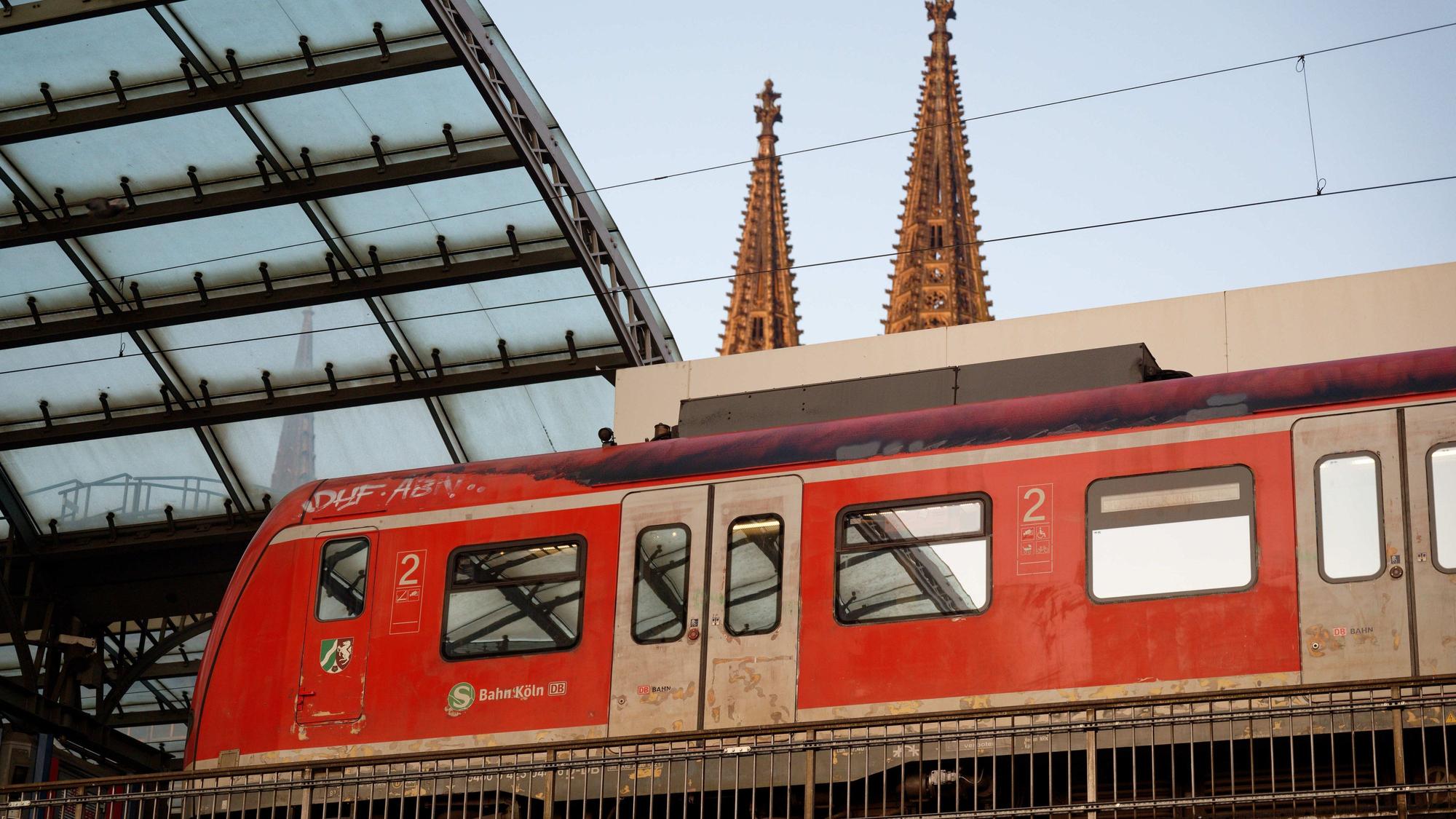 Eine S-Bahn steht im Hauptbahnhof in Köln.(Archivfoto)