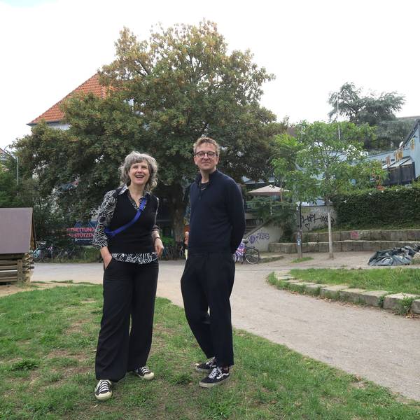 Eine Frau und ein Mann stehen nebeneinander in einem Park vor dem Bürgerzentrum Ehrenfeld.