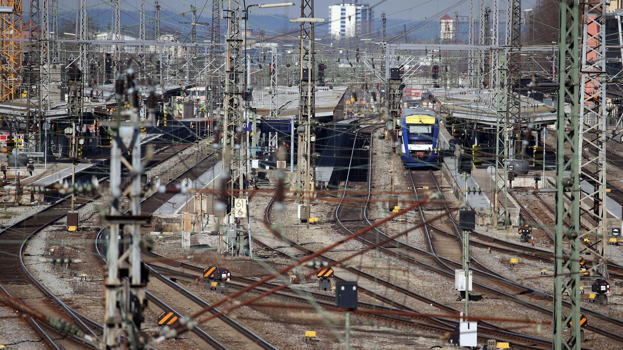 Nach einer Explosion steht der Zugverkehr am Hauptbahnhof Augsburg still. (Archivbild)