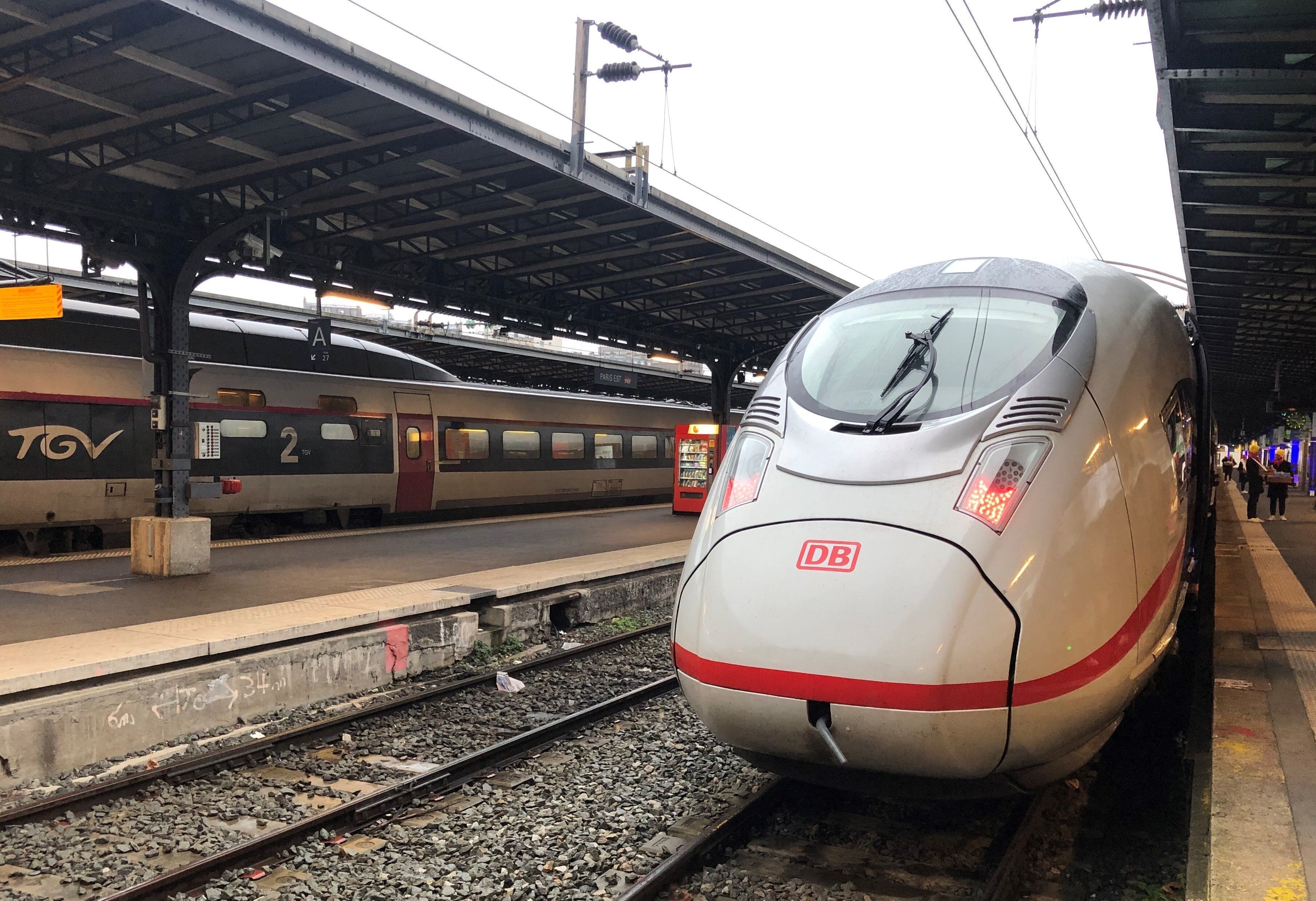 Ein ICE steht in einem Bahnhof. (Archivbild)