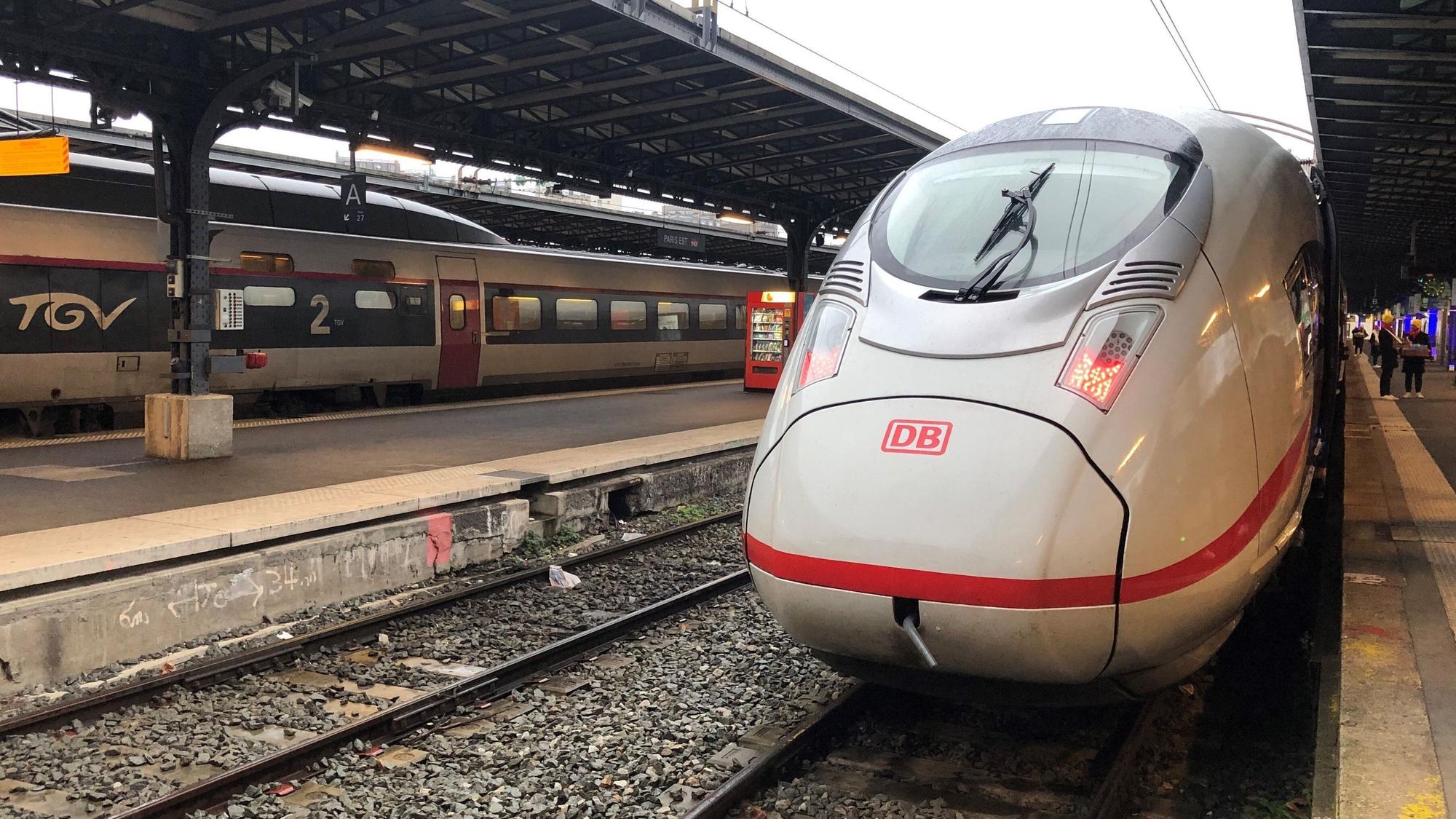 Ein ICE steht in einem Bahnhof. (Archivbild)