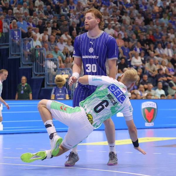 Matthias Musche rutscht aus und prallt in Tom Kiesler.