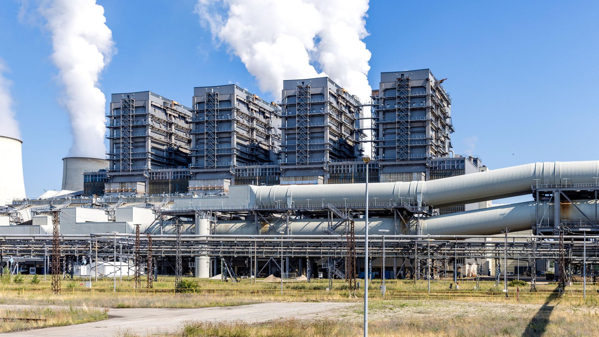 Blick auf die Kraftwerksblöcke im Kraftwerk Jänschwalde.
Das Kraftwerk Jänschwalde wurde in den Jahren 1976 bis 1989 als letzter Kraftwerksneubau der DDR errichtet.