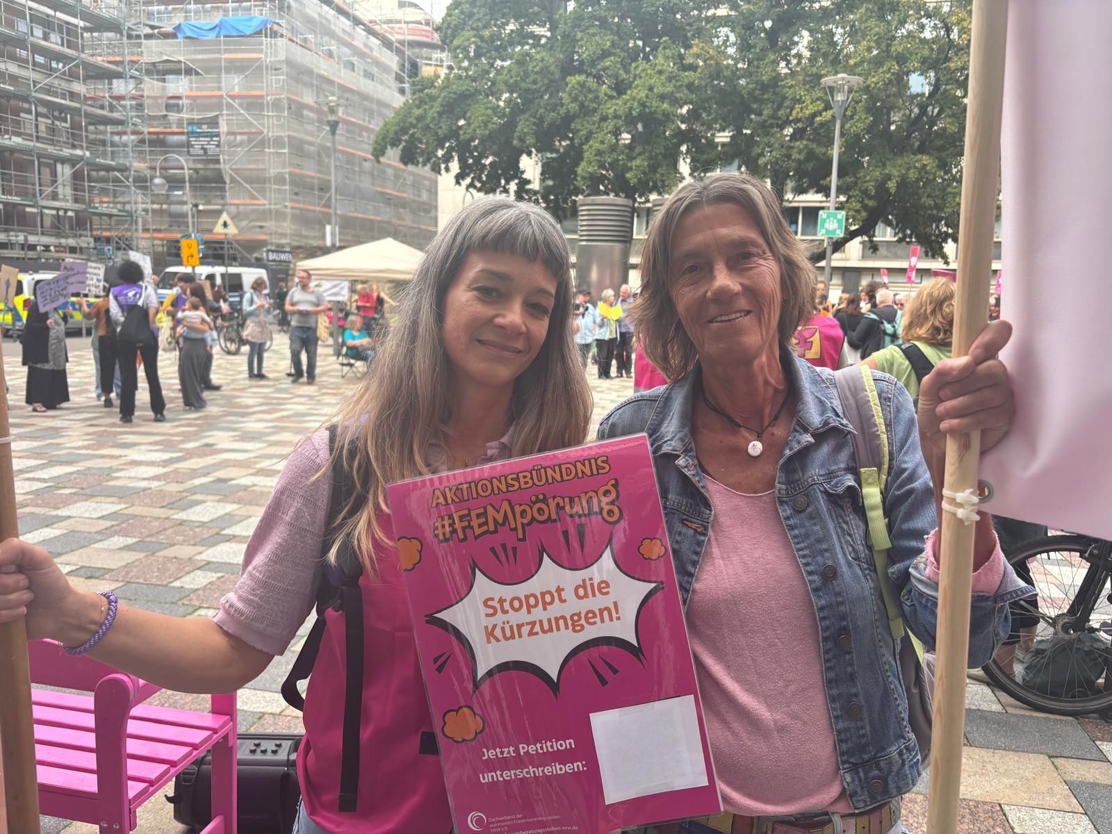 Würden lieber beraten, anstatt zu protestieren: Christiane Lehmann vom Kölner Handwerkerinnenhaus und Caroline Bahn vom Verein Frauen Leben.
