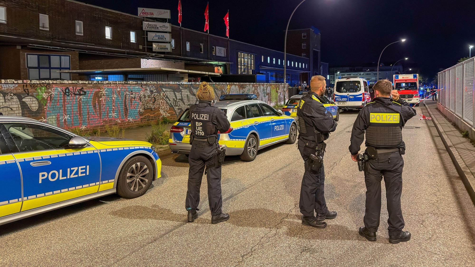 Polizisten stehen in der Lagerstraße in der Nähe der Messenhallen.