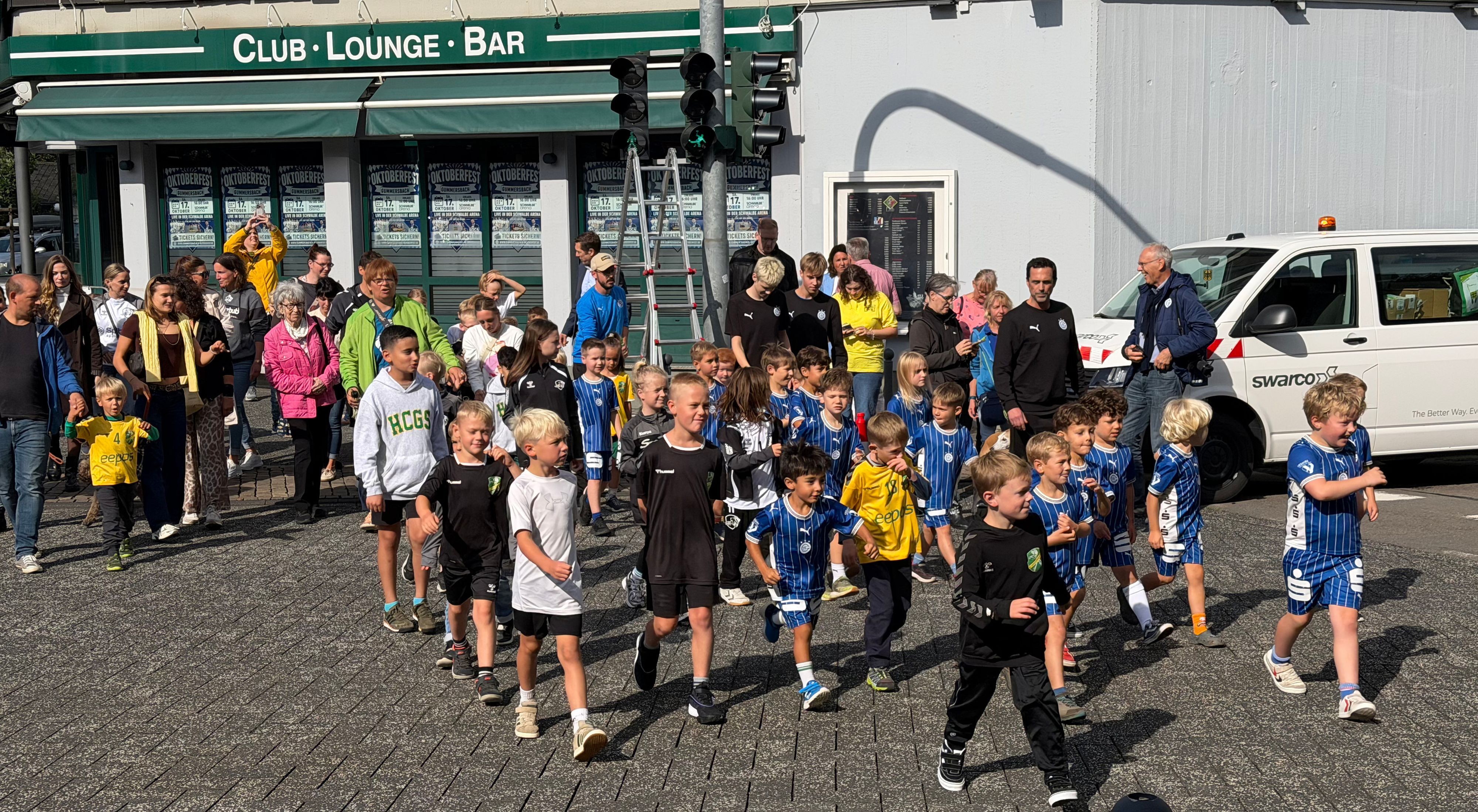 Die Handball-Minis aus Gummersbach überqueren eine Ampel mit neuen Handball-Ampelmännchen.