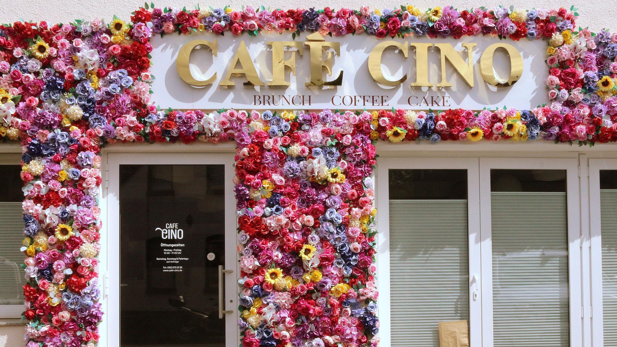 Zu sehen ist die Fassade des Cafés.