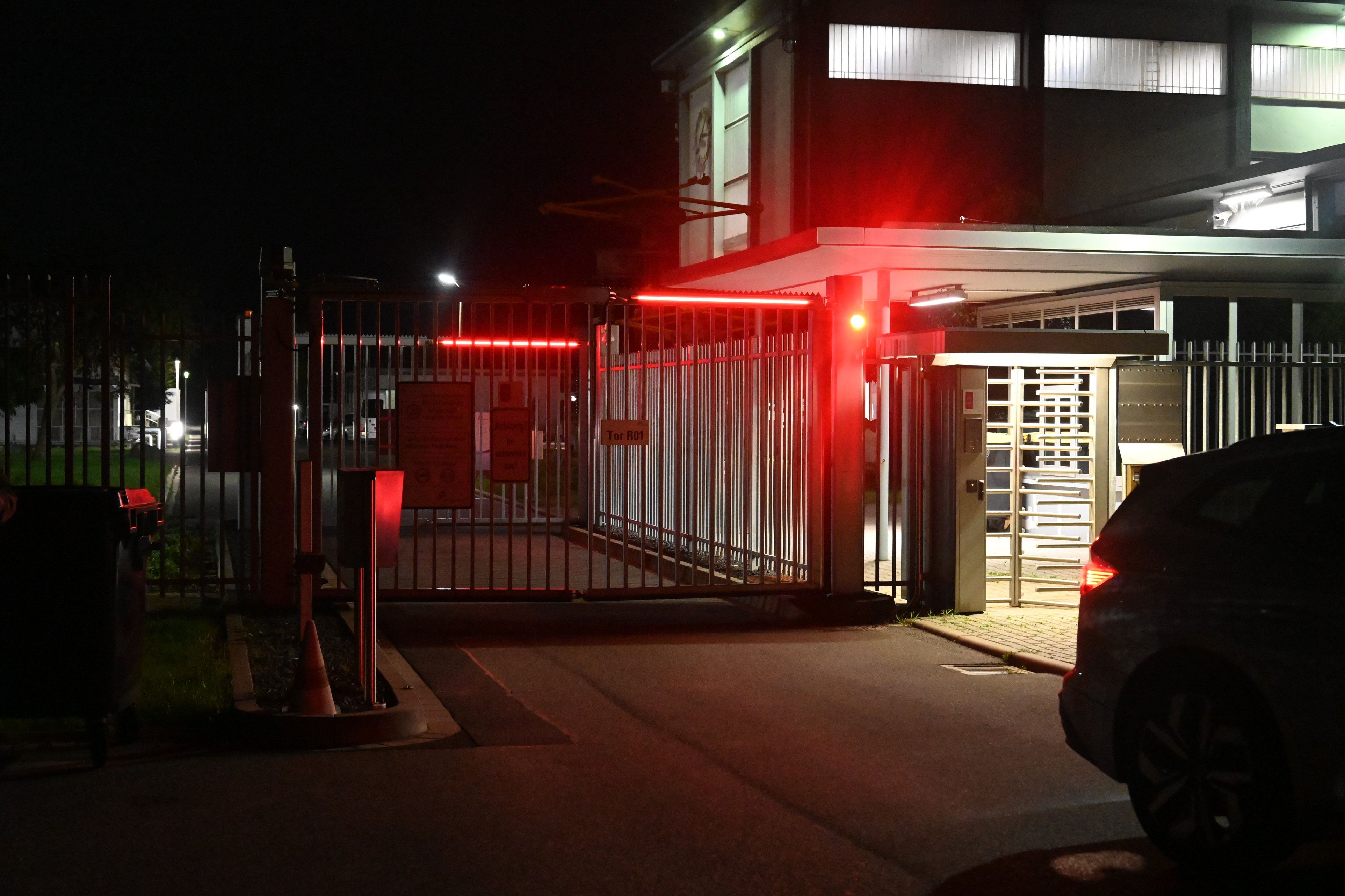 Der Vorfall hat sich so gegen 20 Uhr am Dienstagabend ereignet. Das Werksgelände wurde abgeriegelt.