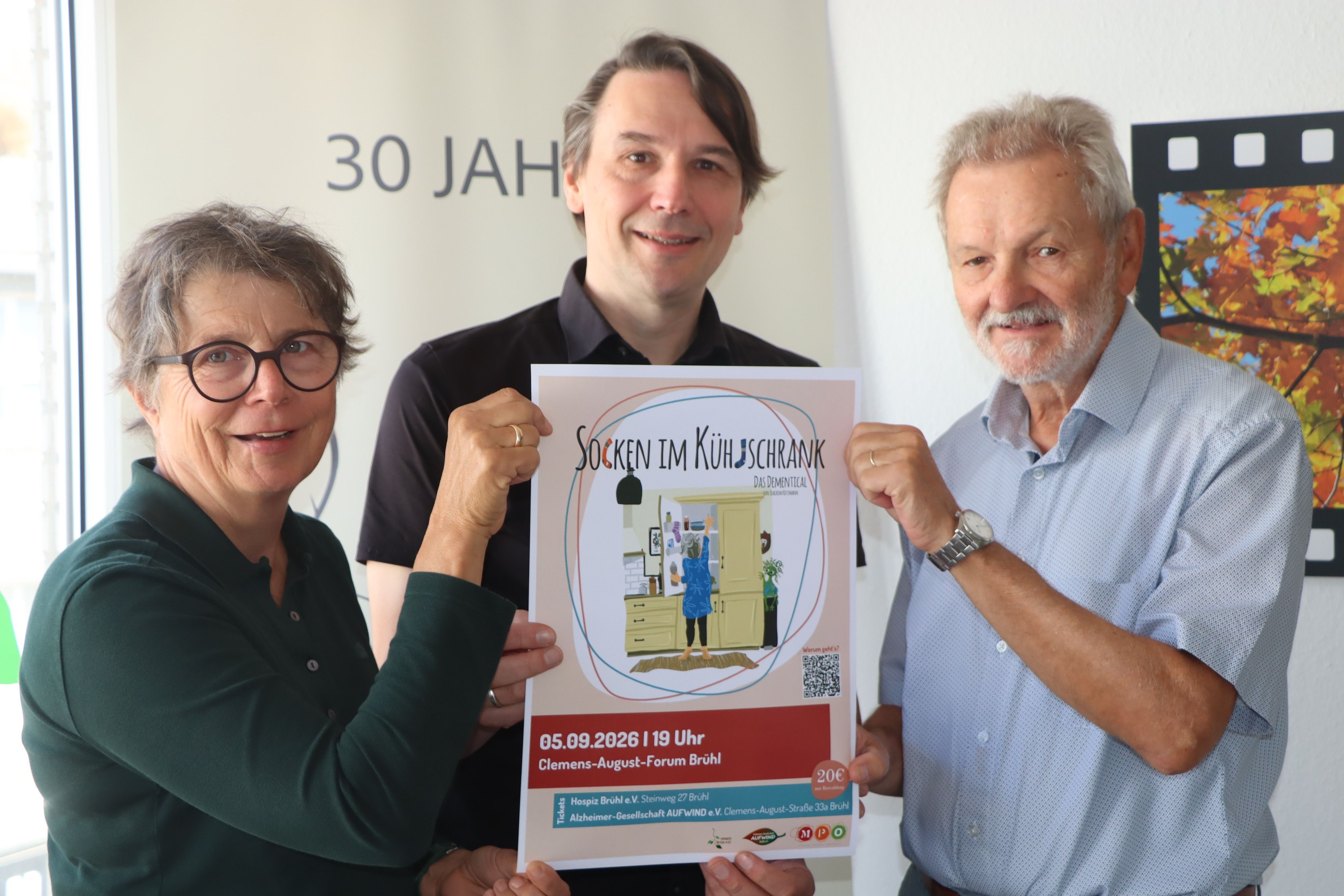 Zu sehen sind Kathrine Gottwald, Joachim Kottmann und Bernd Reimann, sie halten ein Plakat hoch.