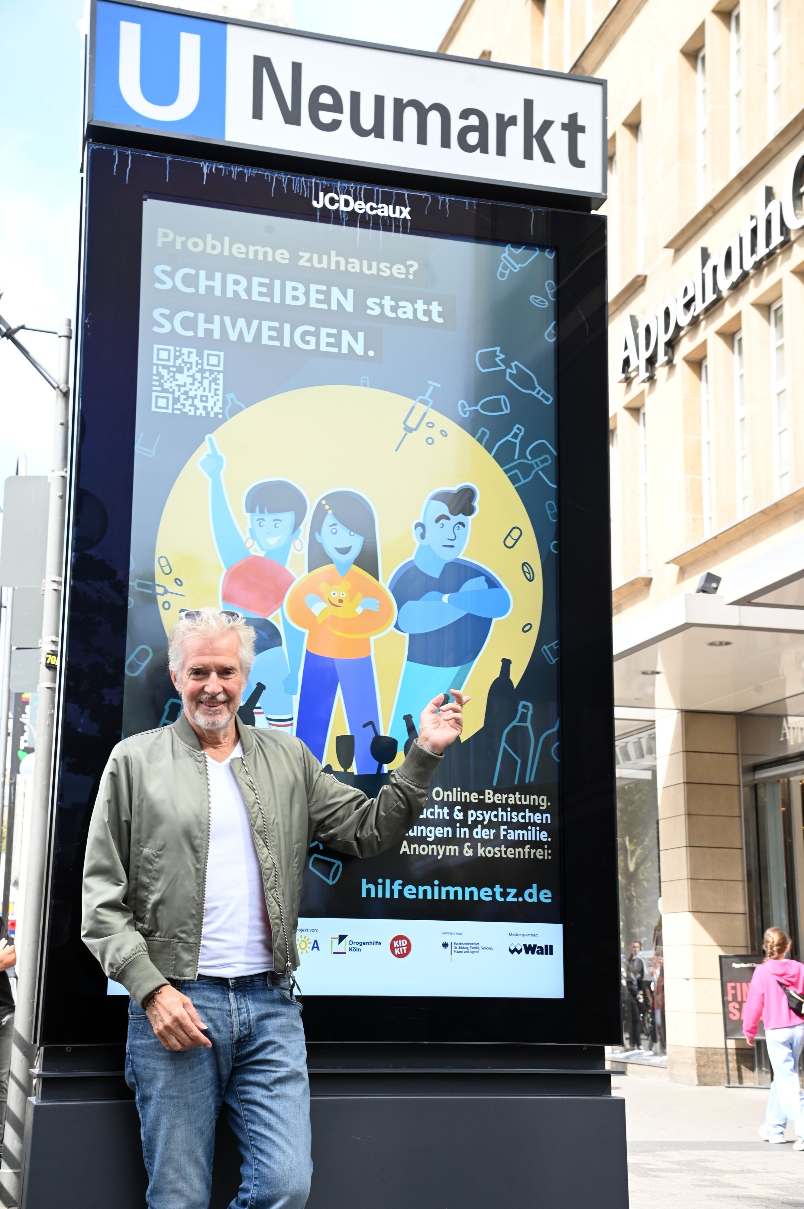 Schirmherr Frank Schätzing wirbt am Neumarkt für das Projekt „Hilfen im Netz“.