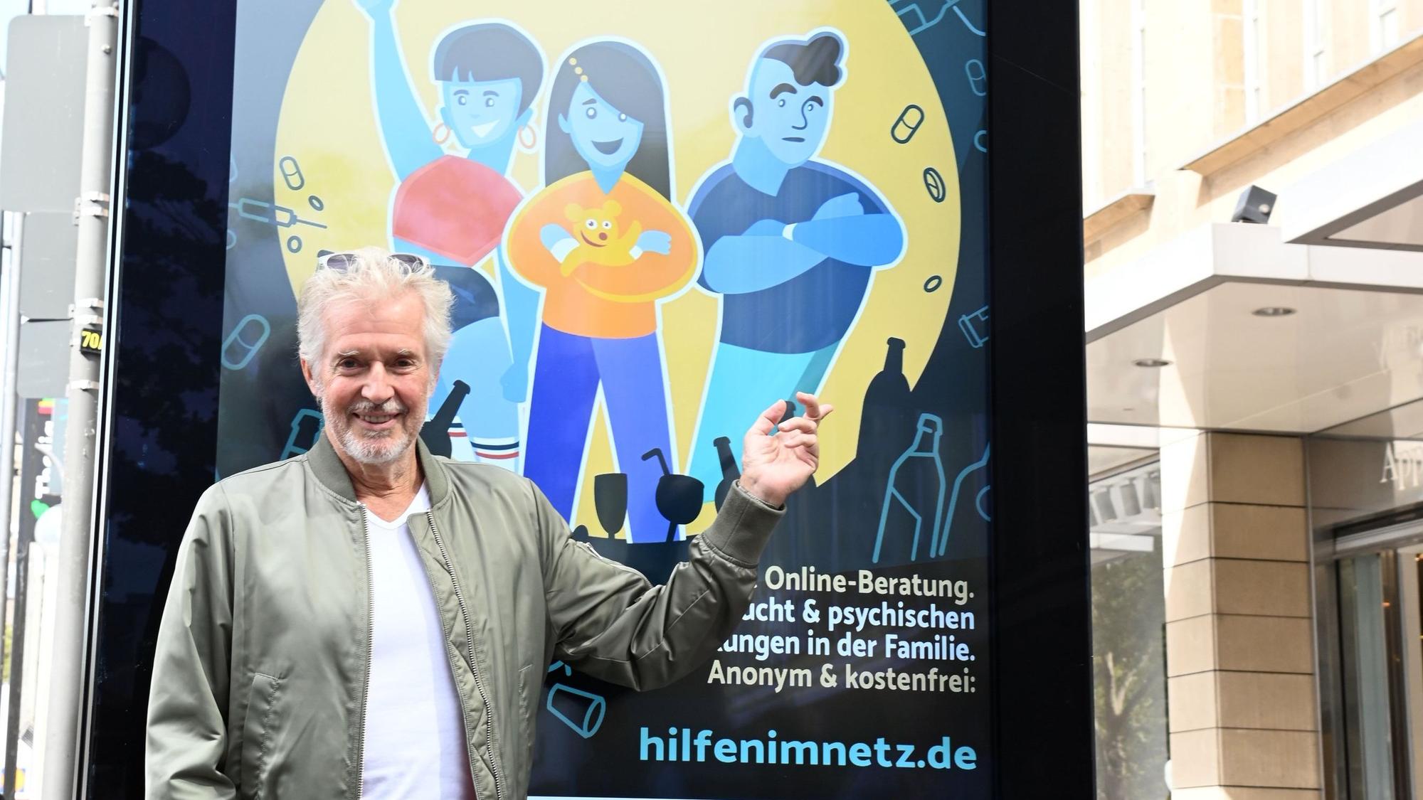 Schirmherr Frank Schätzing wirbt am Neumarkt für das Projekt „Hilfen im Netz“.