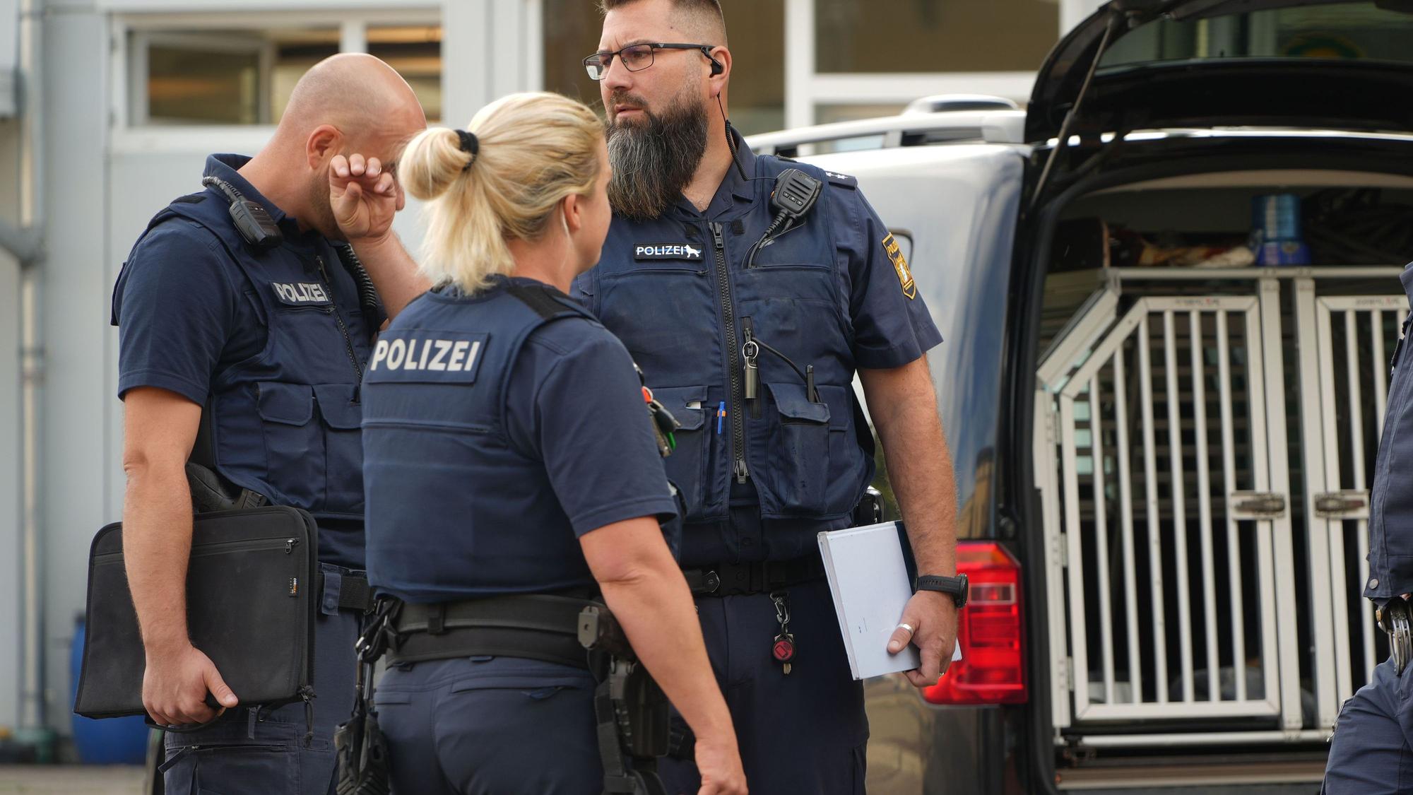 Einsatzkräfte der Polizei, darunter auch eine Hundeführerin, stehen in der Nähe des Augsburger Hauptbahnhofs. Nach einer Explosion in der Nähe des Augsburger Hauptbahnhofs hat die Polizei einen verdächtigen Gegenstand gefunden.