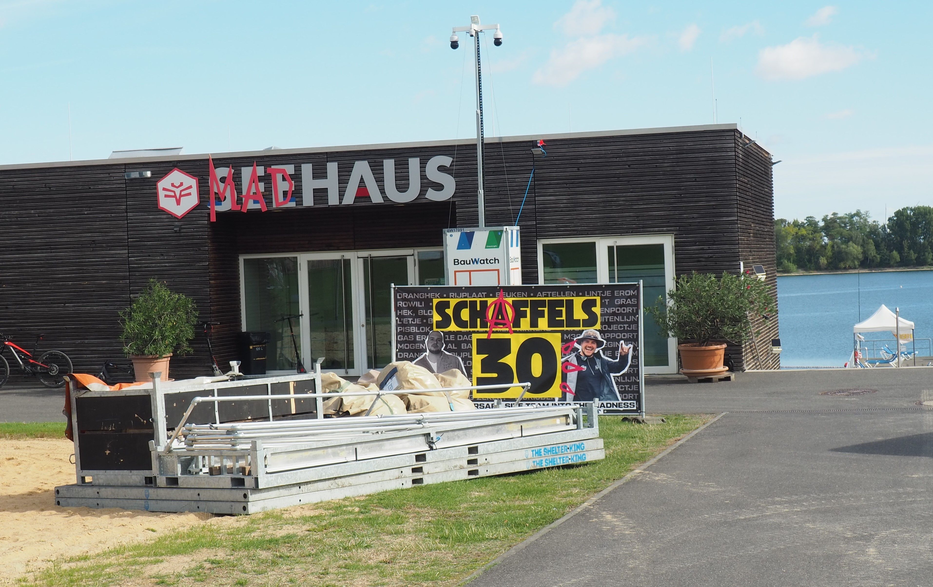 Beim Schriftzug Seehaus ist das „See“ mit „Mad“ überklebt worden.