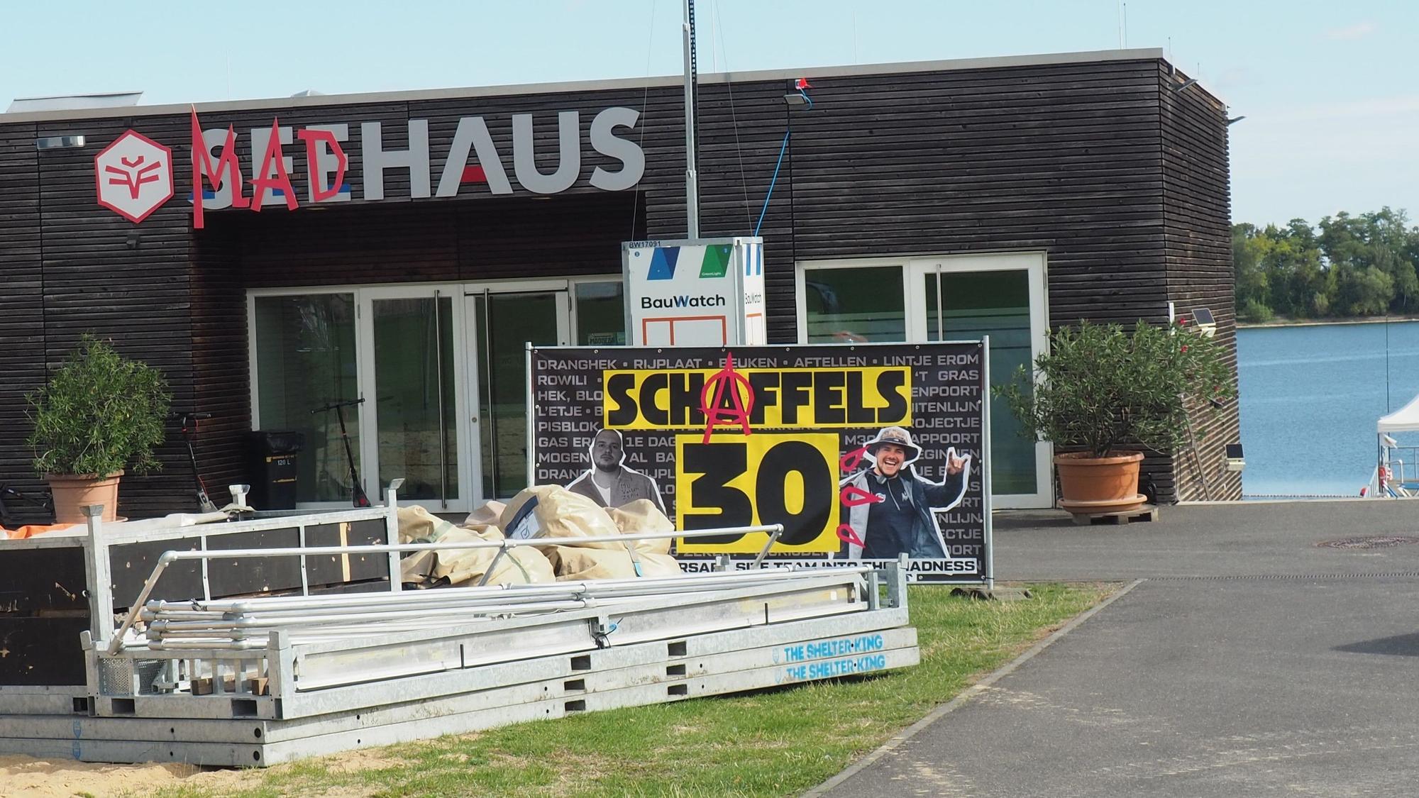 Beim Schriftzug Seehaus ist das „See“ mit „Mad“ überklebt worden.