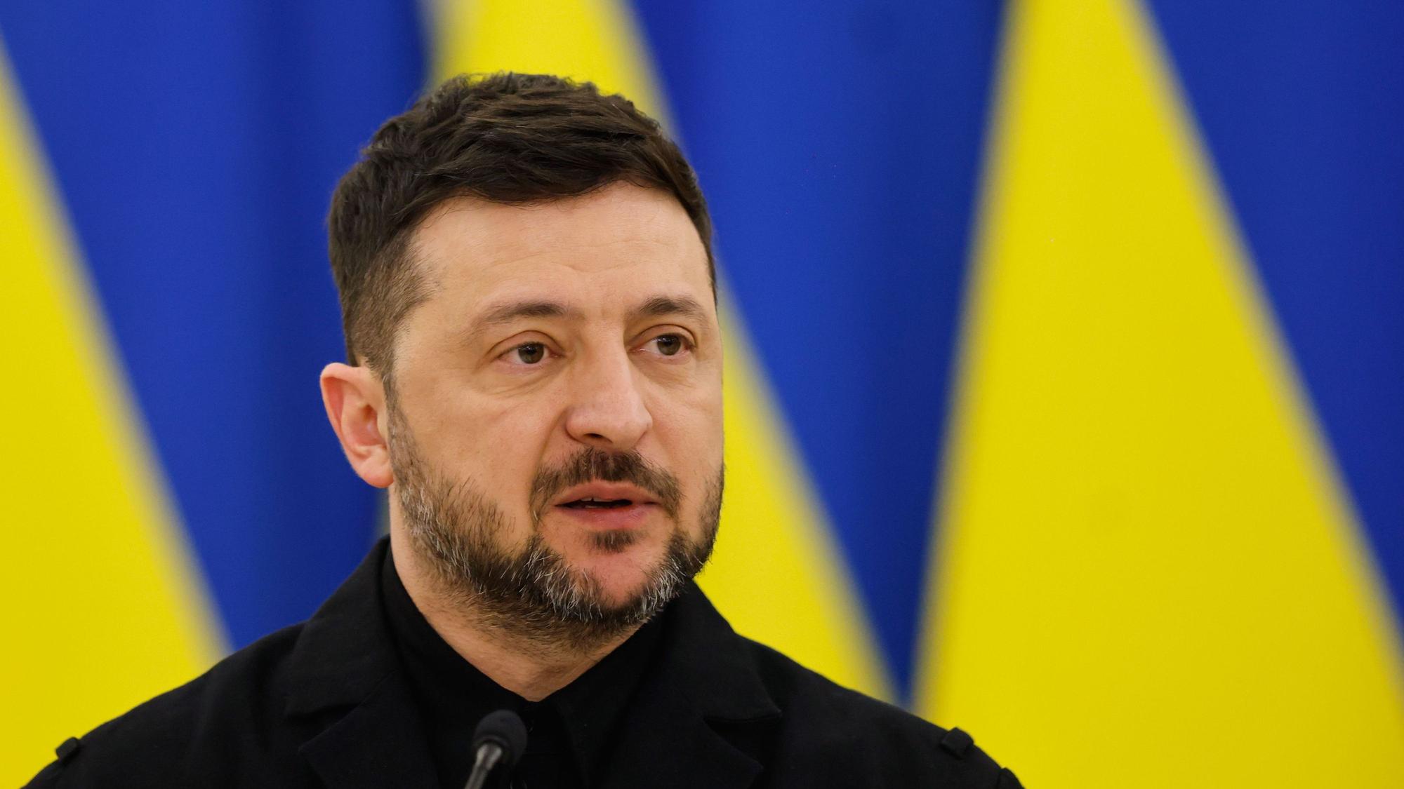 Der ukrainische Präsident Wolodymyr Selenskyj spricht während einer Pressekonferenz.