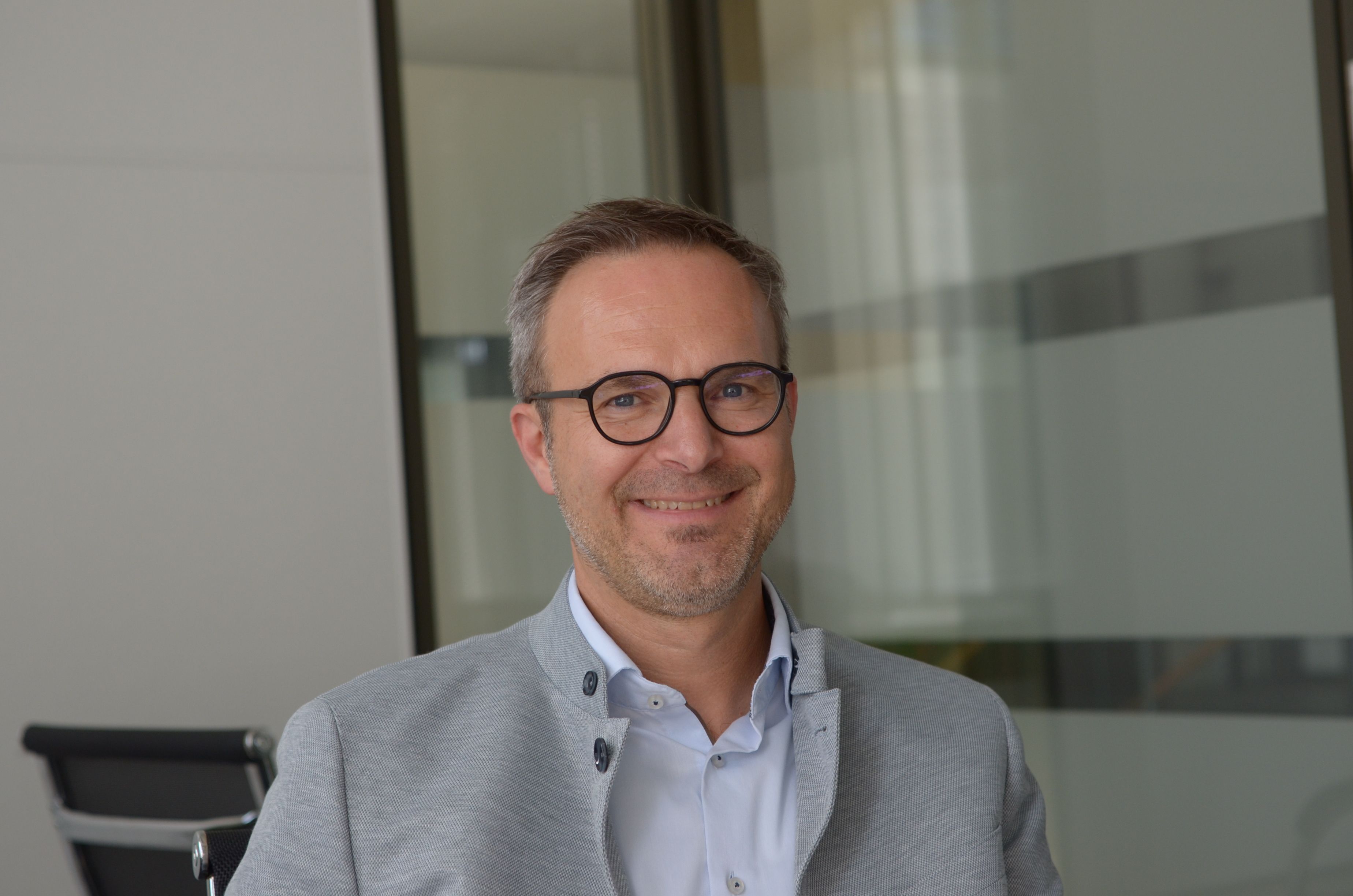 Ein Porträt des Beigeordneten.