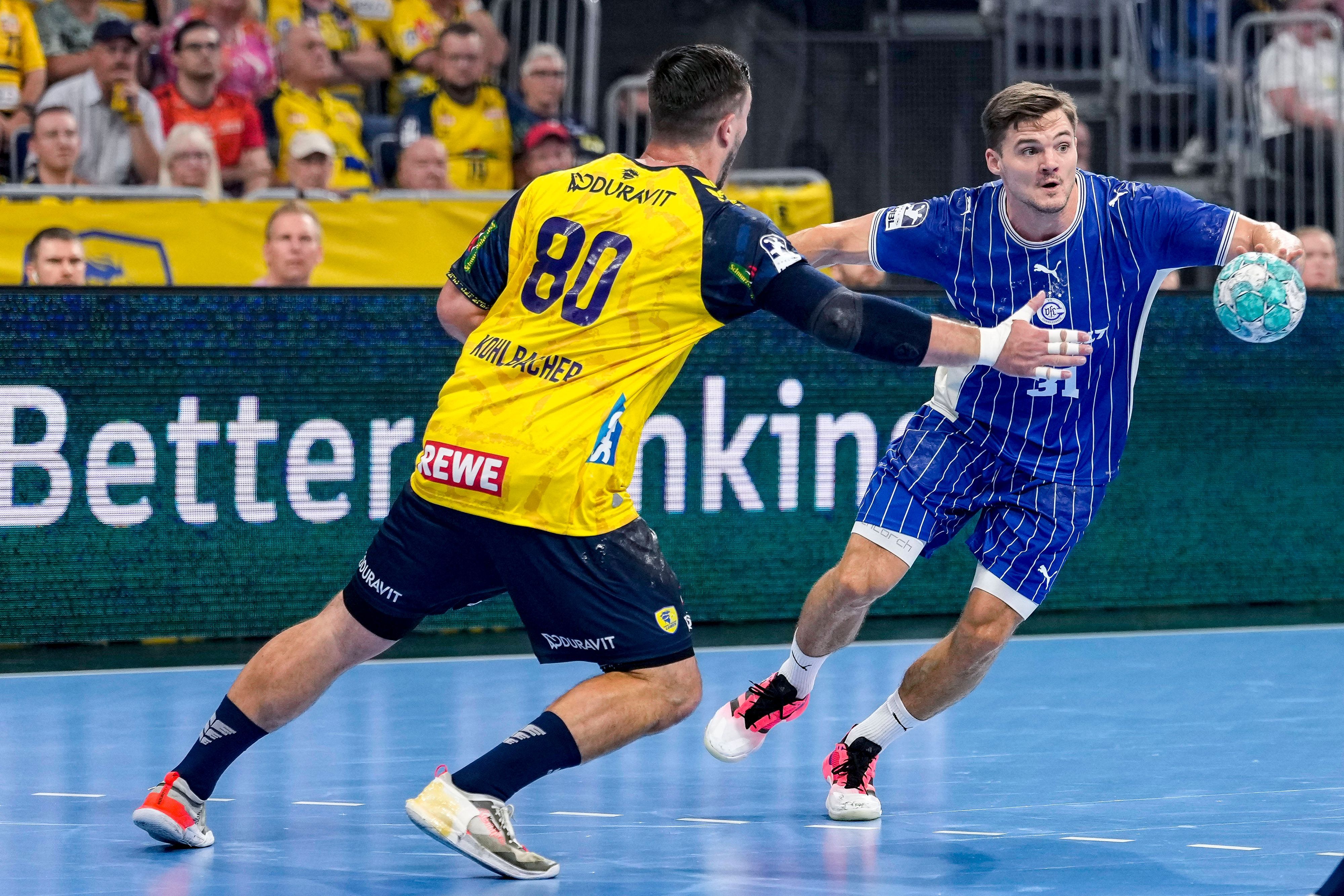 Zweikampf zwischen Löwe Jannik Kohlbacher und dem Gummersbacher Kay Smits.