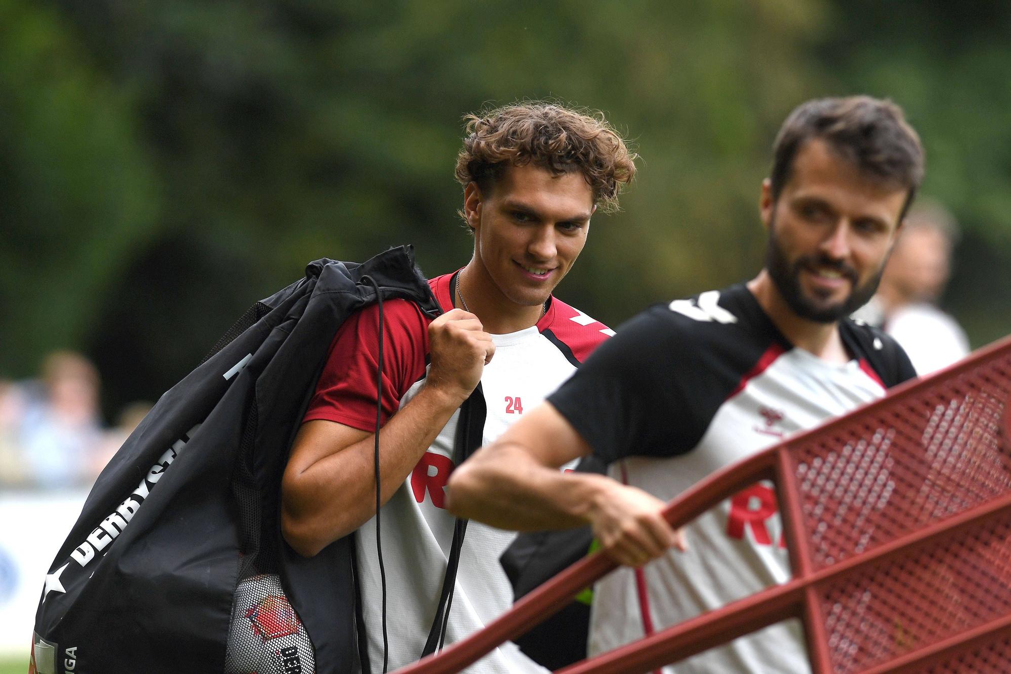 Koeln, Deutschland,05.08.25: Julian Pauli 1. FC Koeln schaut waehrend des Trainings vom 1. FC Koeln im RheinEnergieSportpark am Geissbockheim am 5. August 2025 in Koeln. Foto von Ralf Treese/DeFodi Images Koeln, Germany - 05.08.25: Julian Pauli 1. FC Koeln looks on during the training session of 1. FC Koeln at RheinEnergieSportpark am Geissbockheim on August 5. 2025 in Koeln. Photo by Ralf Treese/DeFodi Images Photo by Ralf Treese/DeFodi Images *** Koeln, Germany,05 08 25 Julian Pauli 1 FC Koeln looks on during the training session of 1 FC Koeln at RheinEnergieSportpark am Geissbockheim on August 5 2025 in Koeln Photo by Ralf Treese DeFodi Images Koeln, Germany 05 08 25 Julian Pauli 1 FC Koeln looks on during the training session of 1 FC Koeln at RheinEnergieSportpark am Geissbockheim on August 5 2025 in Koeln Photo by Ralf Treese DeFodi Images