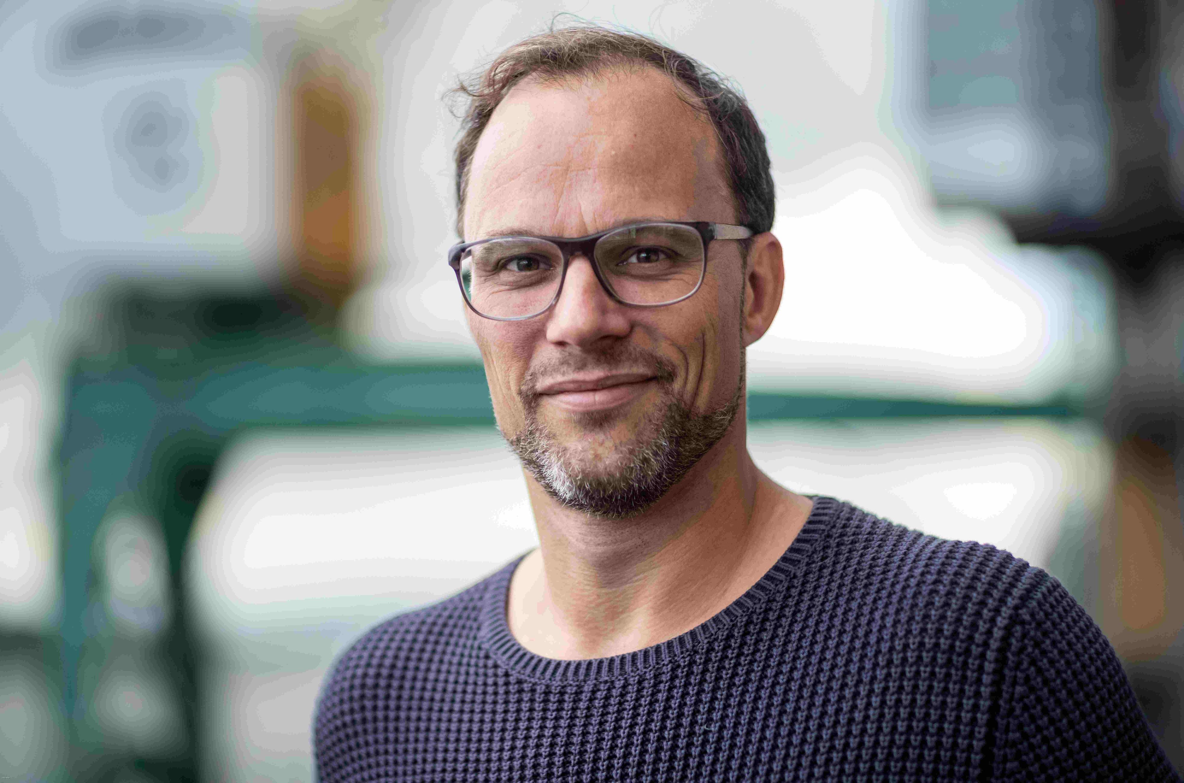 Ein Mann mit Brille schaut in die Kamera.