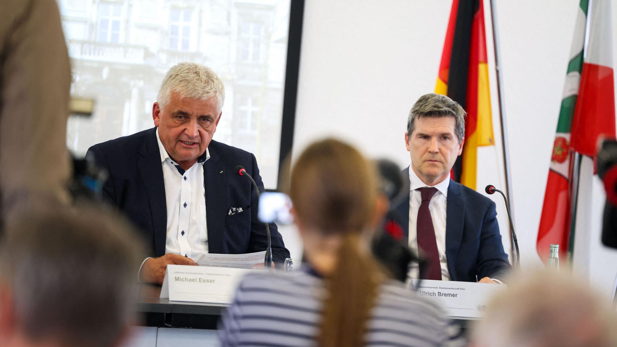 Michael Esser (l-r), leitender Kriminaldirektor der Polizei Köln, und Ulrich Bremer, Oberstaatsanwalt der Staatsanwaltschaft Köln, geben eine Pressekonferenz im Polizeipräsidium Essen. Nach der Störung an einem Umspannwerk in Bergheim bei Köln haben die Ermittler sechs Abschussvorrichtungen in einem Feld gefunden.