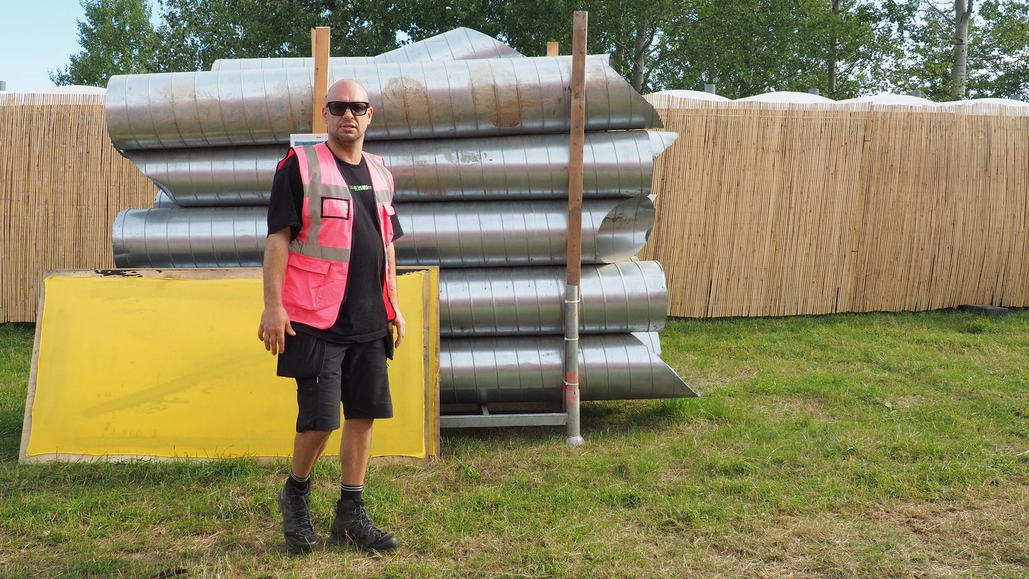 Veranstalter Benjamin Reichert steht im Seepark Zülpich an Elemente für die Festival-Aufbauten.